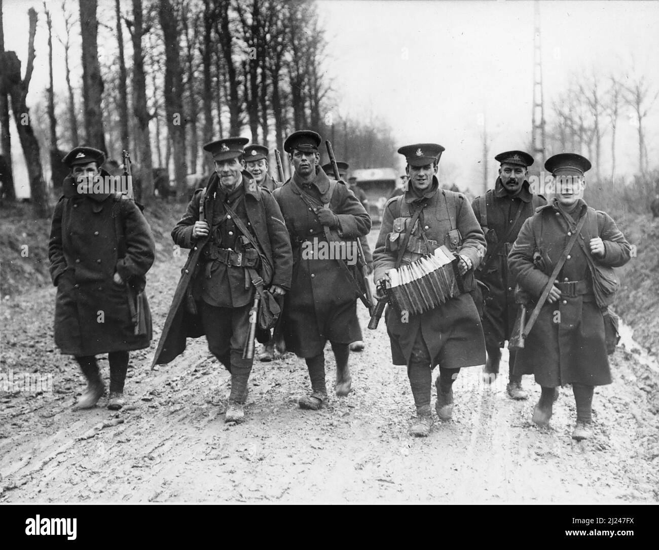 Truppe britanniche di ritorno dal congedo, Mailly Maillet, novembre 1916. Il gruppo di soldati comprende uomini del Lancashire Fusiliers, York e Lancaster Regiment, e il Duca di Wellington's Regiment (West Riding). Foto Stock
