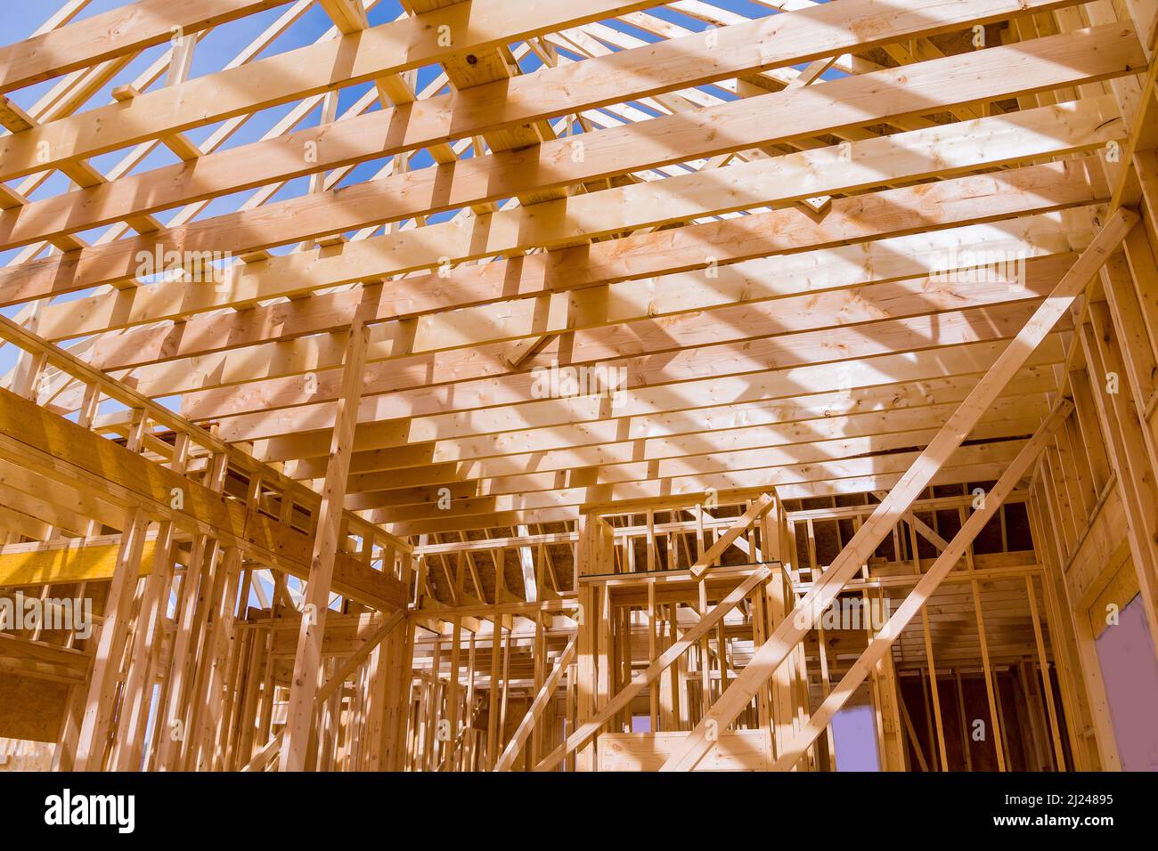 Nuovo interno di costruzione casa con travi in legno telaio a vista Foto Stock