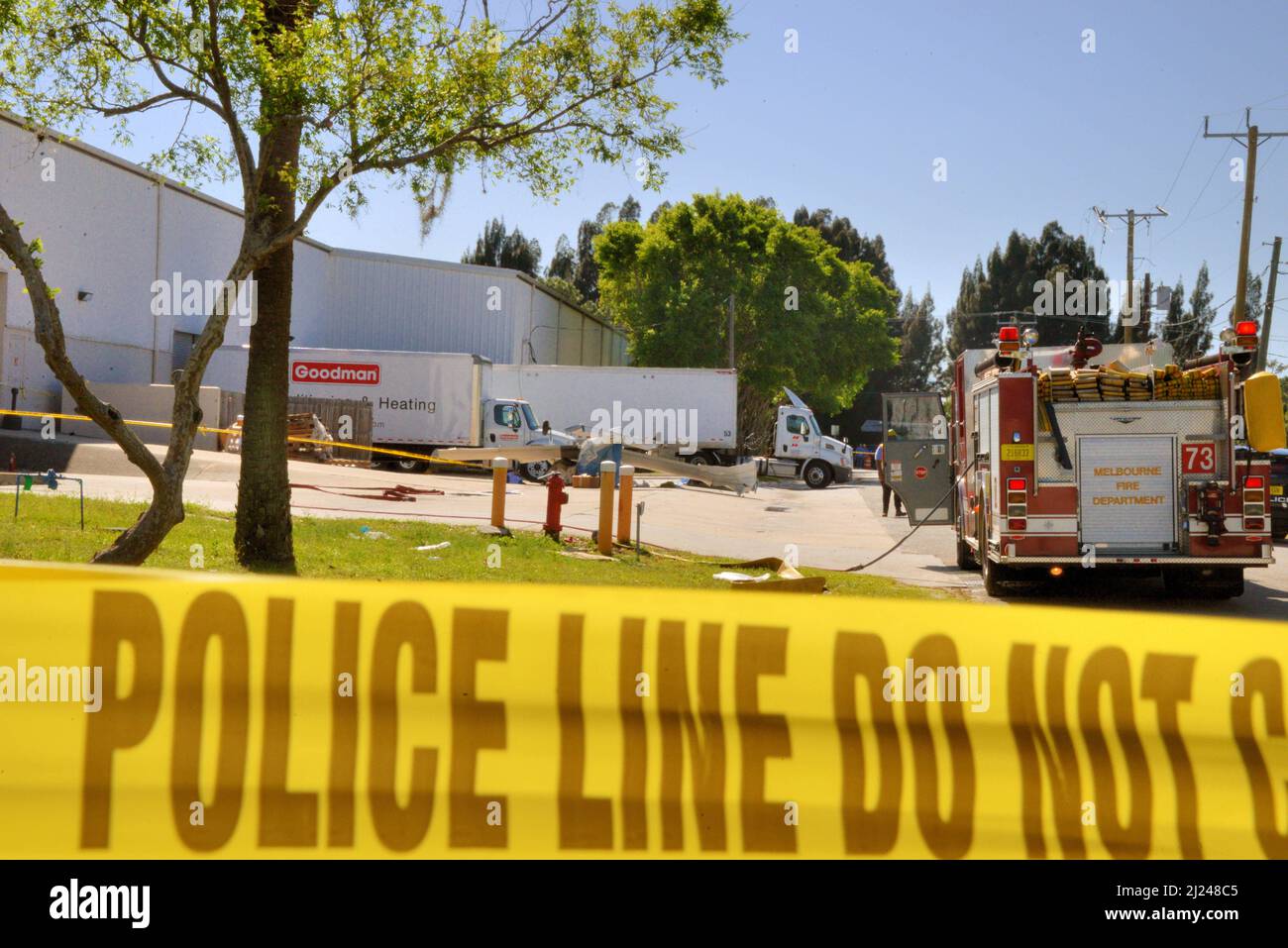 West Melbourne, Florida, Stati Uniti. Marzo 29, 2022. Gli ufficiali del WMPD, MAPD, MPD, MFD e BCFR hanno risposto all'area di Silver Sands Drive a causa di un singolo motore, Piper PA-28 aereo crash. Il pilota, l'unico occupante dell'aereo, lasciò un aeroporto di Okeechobee alle 2:17 circa e stava per raggiungere l'aeroporto internazionale di Melbourne-Orlando. Il pilota è stato portato in un ospedale locale in condizioni stabili ma gravi. La causa del crash è sotto esame da parte di NTSB & FAA. Photo Credit Julian Leek / Alamy Live News Foto Stock