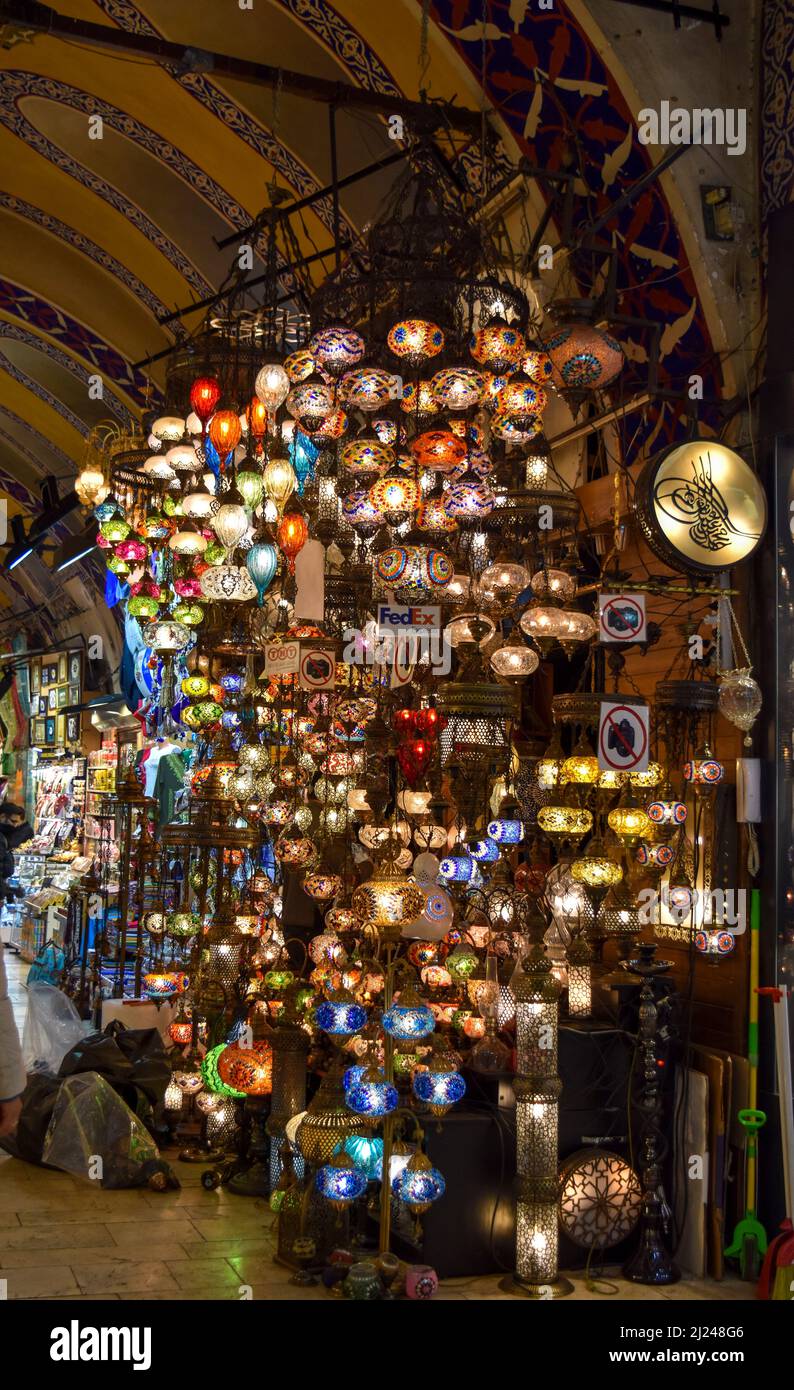 lampade colorate nel mercato di istanbul Foto Stock