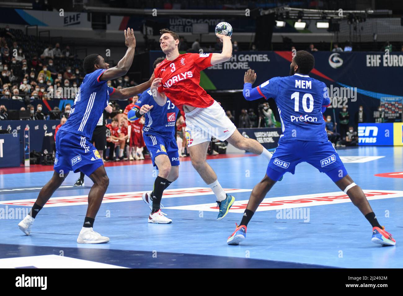 Niclas Kirkelokke (Danimarca) contro la Francia. EHF Euro 2022. Medaglia di bronzo. Foto Stock