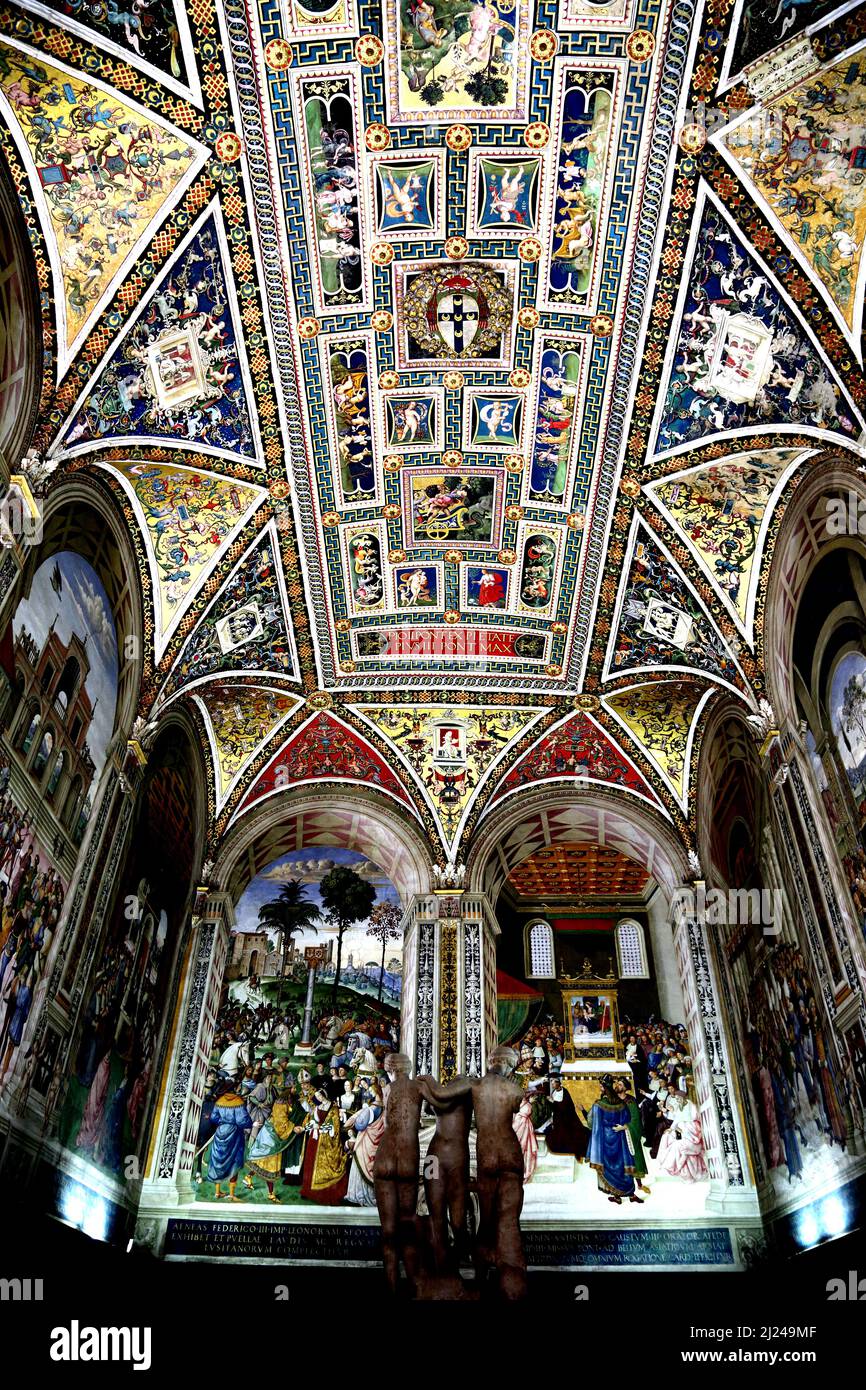 La Libreria Piccolomini nel Duomo di Siena. Gli affreschi furono dipinti da Bernardino Pinturicchio. Molti mostrano la vita di Papa Pio II. Foto Stock
