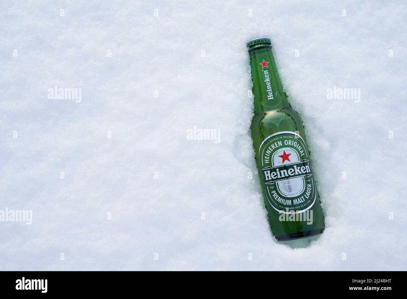 Marinette, WI-Nov30,2021: Birra Heineken in scatola, Close on Ice. Dal 1975, la maggior parte della birra Heineken è stata prodotta presso la birreria di Zoeterwoude, Netherlan Foto Stock