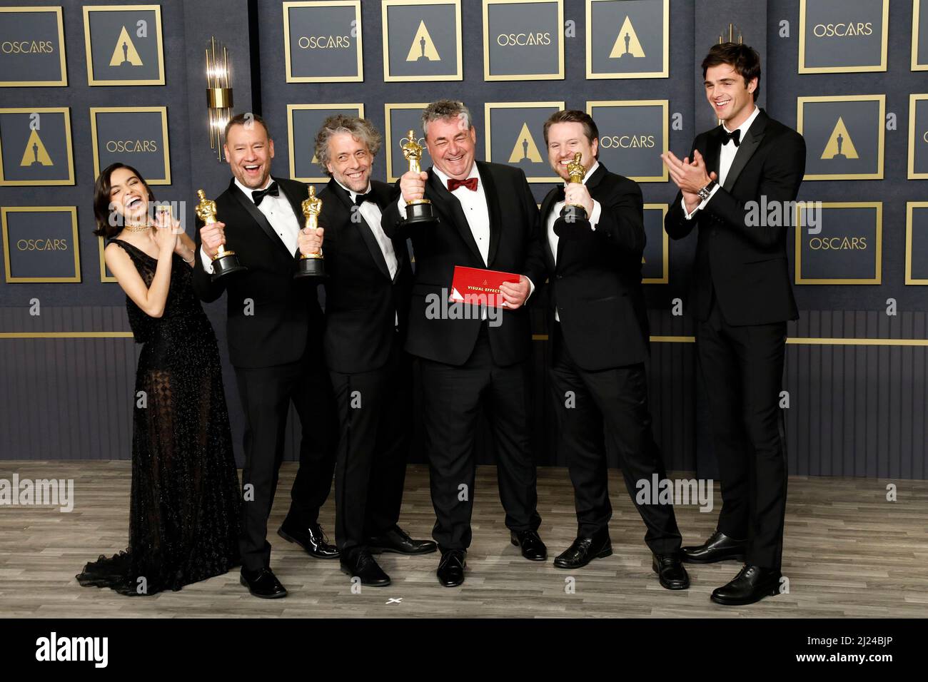 28 marzo 2022, Los Angeles, CA, Stati Uniti d'America: LOS ANGELES - 27 MARZO: Rachel Zegler, Brian Connor, Paul Lambert, Gerd Nefzer, Tristan Myles, Jacob Elordi al 94th Academy Awards al Dolby Theatre il 27 marzo 2022 a Los Angeles, CA (Credit Image: © Kay Blake/ZUMA Press Wire) Foto Stock