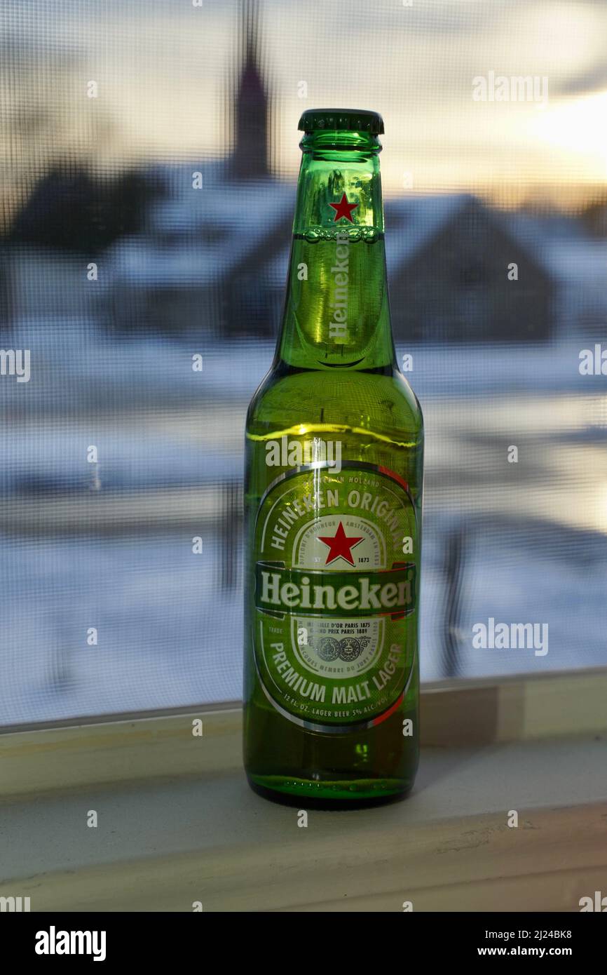 Marinette, WI-Nov30,2021: Birra Heineken in scatola, Close on Ice. Dal 1975, la maggior parte della birra Heineken è stata prodotta presso la birreria di Zoeterwoude, Netherlan Foto Stock