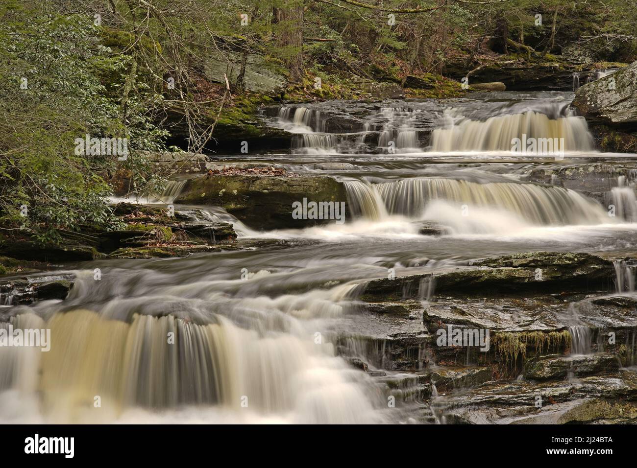 Una serie di dolci cascate si snodano lungo il fiume Vernooy Kill nella regione Catskill di New York. Foto Stock