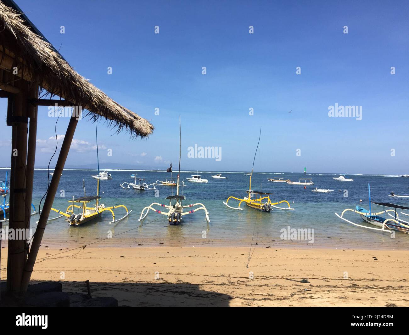 Ubud, Kuta, Sanur, Indonesia. 15th giugno 2019. Barche da pesca sulla spiaggia di Sanur sull'isola indoeuropea di Bali. I turisti sono ancora una volta attratti nel sud-est asiatico. Tuttavia, le regole di ingresso nei vari paesi variano notevolmente. (A dpa: 'Angkor and Co.: What Southeast Asia vacationers need to be aware of Corona') Credit: Carola Frentzen/dpa/Alamy Live News Foto Stock