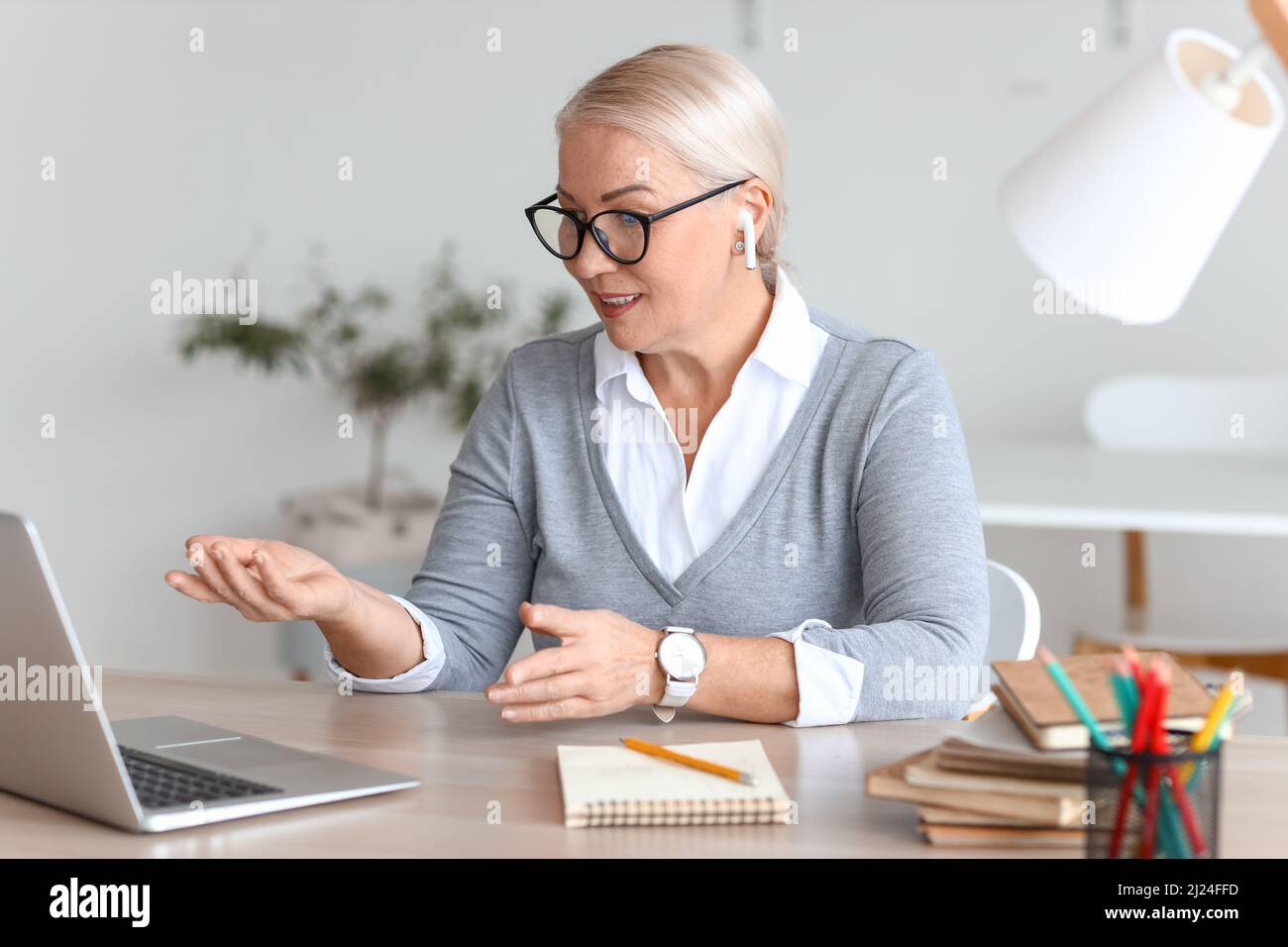 Tutor femminile che dà lezioni online Foto Stock