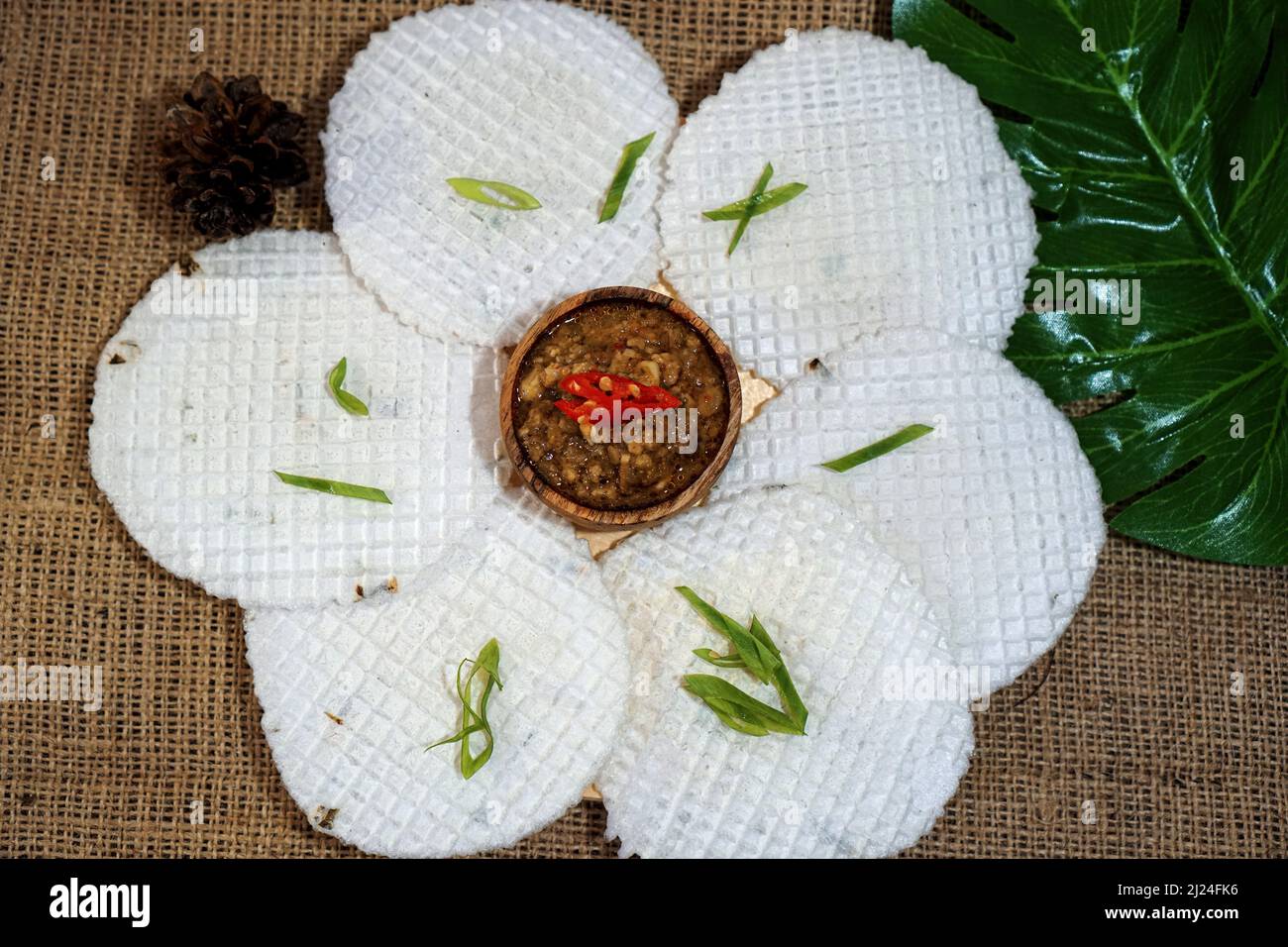 simpring, tradizionale pasto indonesiano sundanese organizzato come forma di fiore Foto Stock