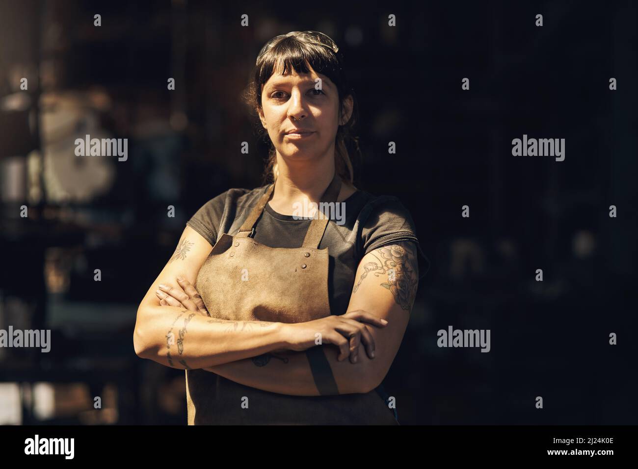 Im genere di una leggenda nel commercio di blacksmithing. Ritratto di una giovane donna fiduciosa che lavora ad una fonderia. Foto Stock