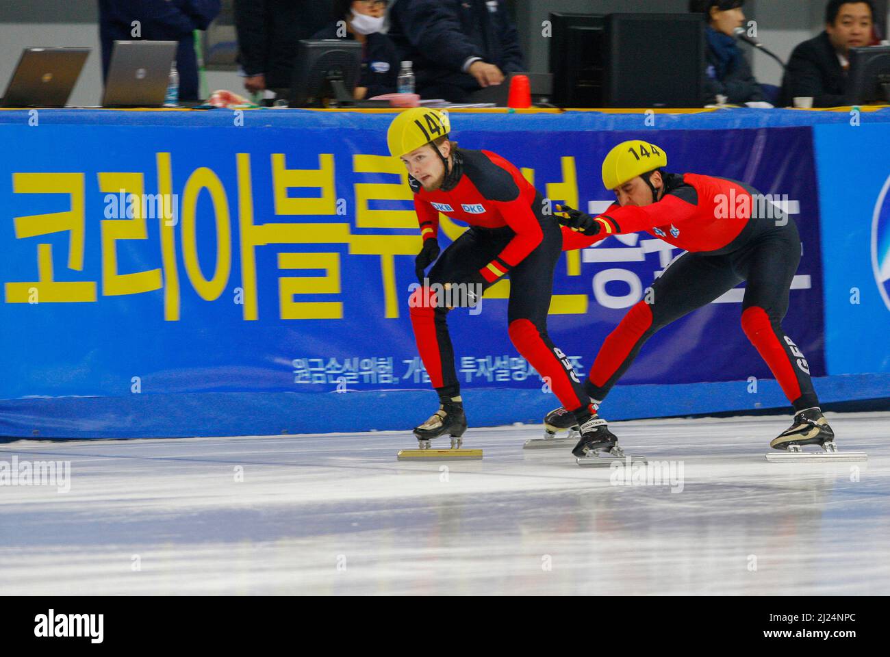 Settembre 25, 2009-Seoul, Corea del Sud-Herrmann Paul, a sinistra e Heung Tyson, a destra, della Germania compete nei 5000 metri da uomo relay Heats del 2009 ISU World Cup Short Track Speed Skating Championshort Track il 25 settembre 2009 a Seoul, Corea del Sud. Foto Stock