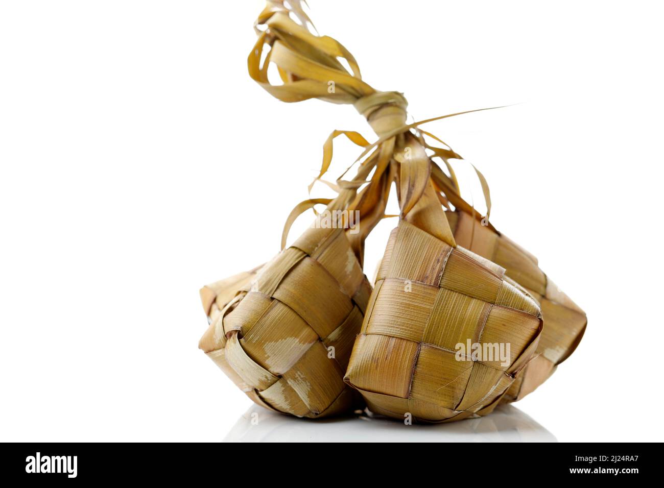 Popolare cibo tradizionale malese Ramadan, riso Ketupat o Ketupat Palas. Cibo preferito per la rottura veloce, mangiato con manzo o pollo rendang e serundi Foto Stock