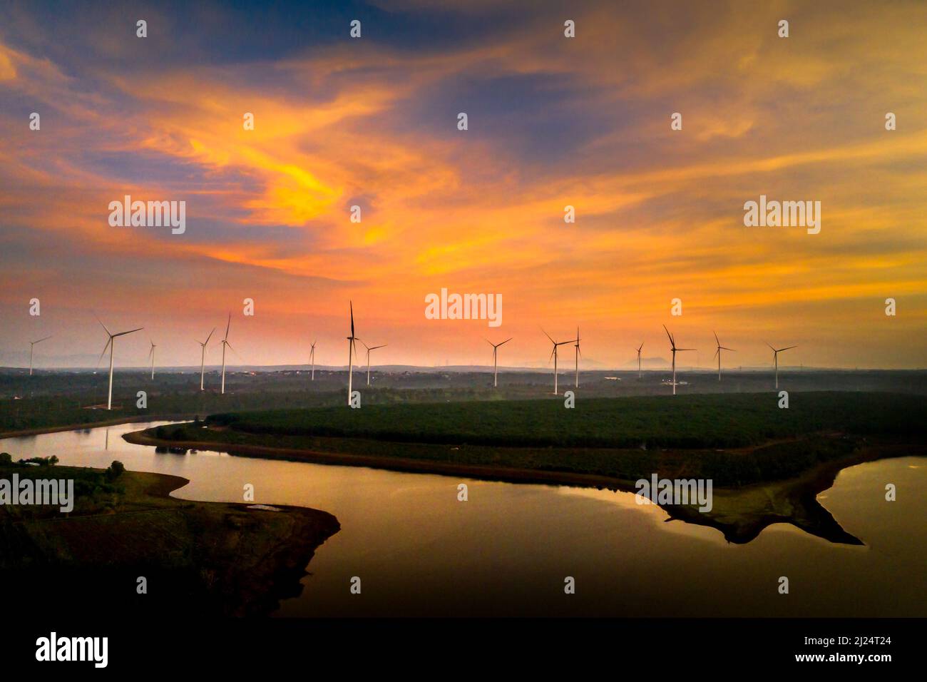 Dawn sul campo di energia eolica in Bau può comune, distretto di Chu prong, provincia di Gia Lai, Vietnam Foto Stock