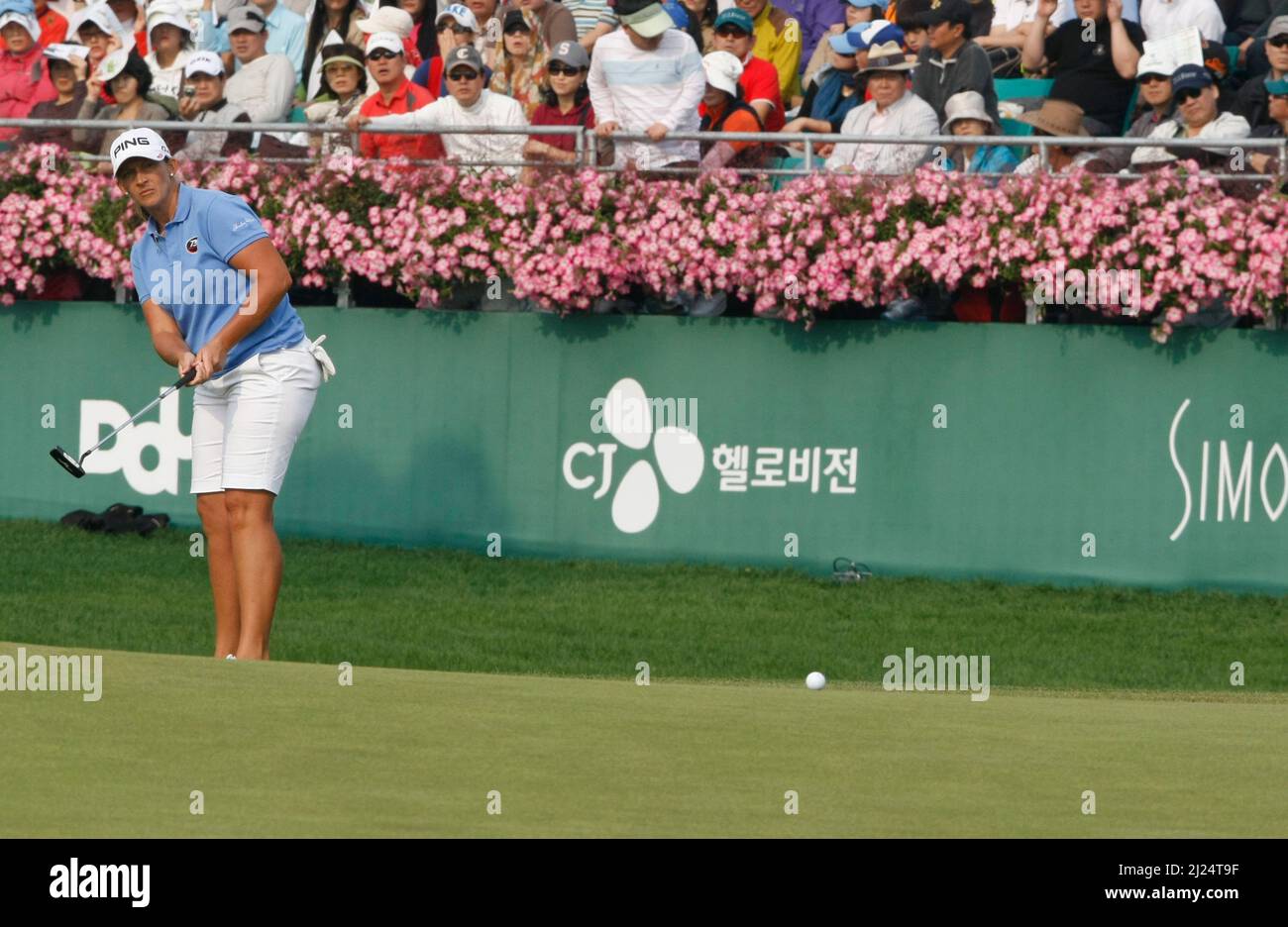 Ottobre 9, 2011-Incheon, Corea del Sud-STANFORD, Angela degli Stati Uniti, gioca a shes putt sulla buca 18th durante il round finale del campionato LPGA da Hana Bank presso il golf club SKY72 a Incheon il 9 ottobre 2011, Corea del Sud. Foto Stock