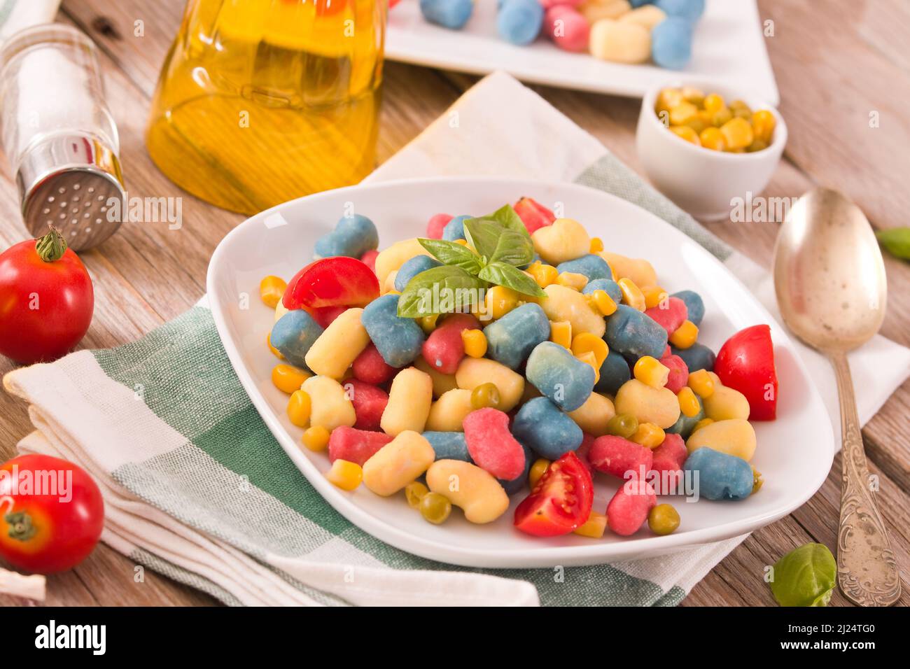 Gnocchi colorati con verdure e mais dolce. Foto Stock