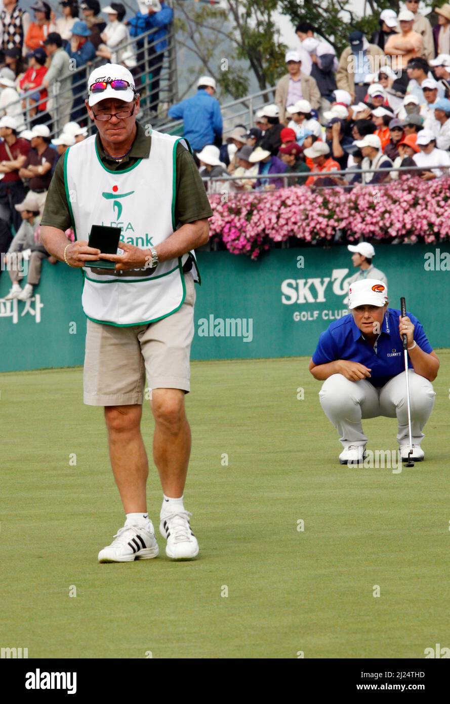 Ottobre 9, 2011-Incheon, Corea del Sud-STUPPLES, Karen del Regno Unito, allineano un putt sulla 18th buche durante il round finale del campionato LPGA da Hana Bank al golf club SKY72 a Incheon il 9 ottobre 2011, Corea del Sud. Foto Stock