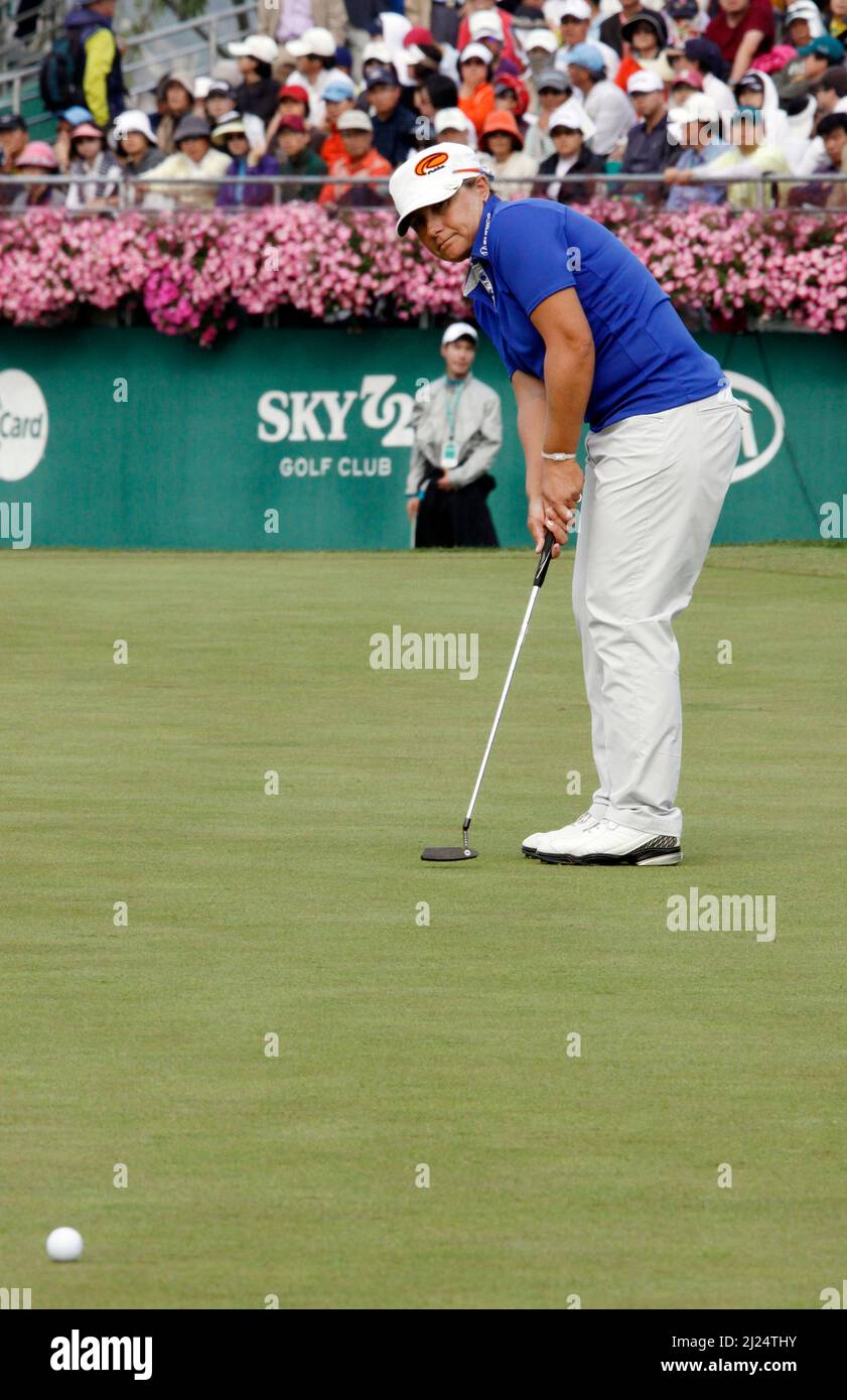 Ottobre 9, 2011-Incheon, Corea del Sud-STUPPLES, Karen del Regno Unito, gioca a shes putt sulla 18th buche durante il round finale del campionato LPGA da parte di Hana Bank al golf club SKY72 a Incheon il 9 ottobre 2011, Corea del Sud. Foto Stock