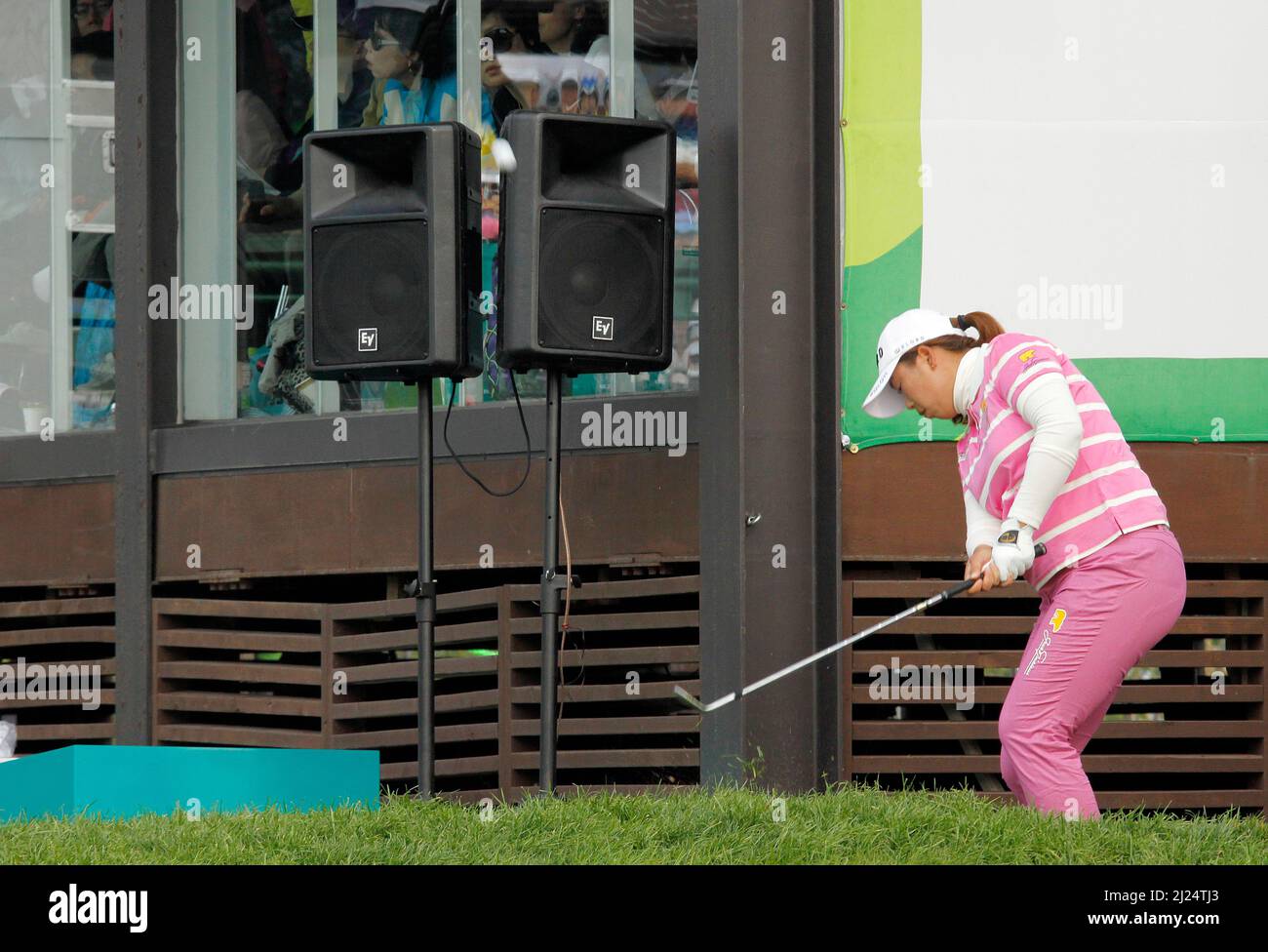 Ottobre 9, 2011-Incheon, Corea del Sud-FENG, Sahnshan della Cina, gioca a shes putt sulla 18th buche durante il round finale del campionato LPGA da parte di Hana Bank al golf club SKY72 a Incheon il 9 ottobre 2011, Corea del Sud. Foto Stock