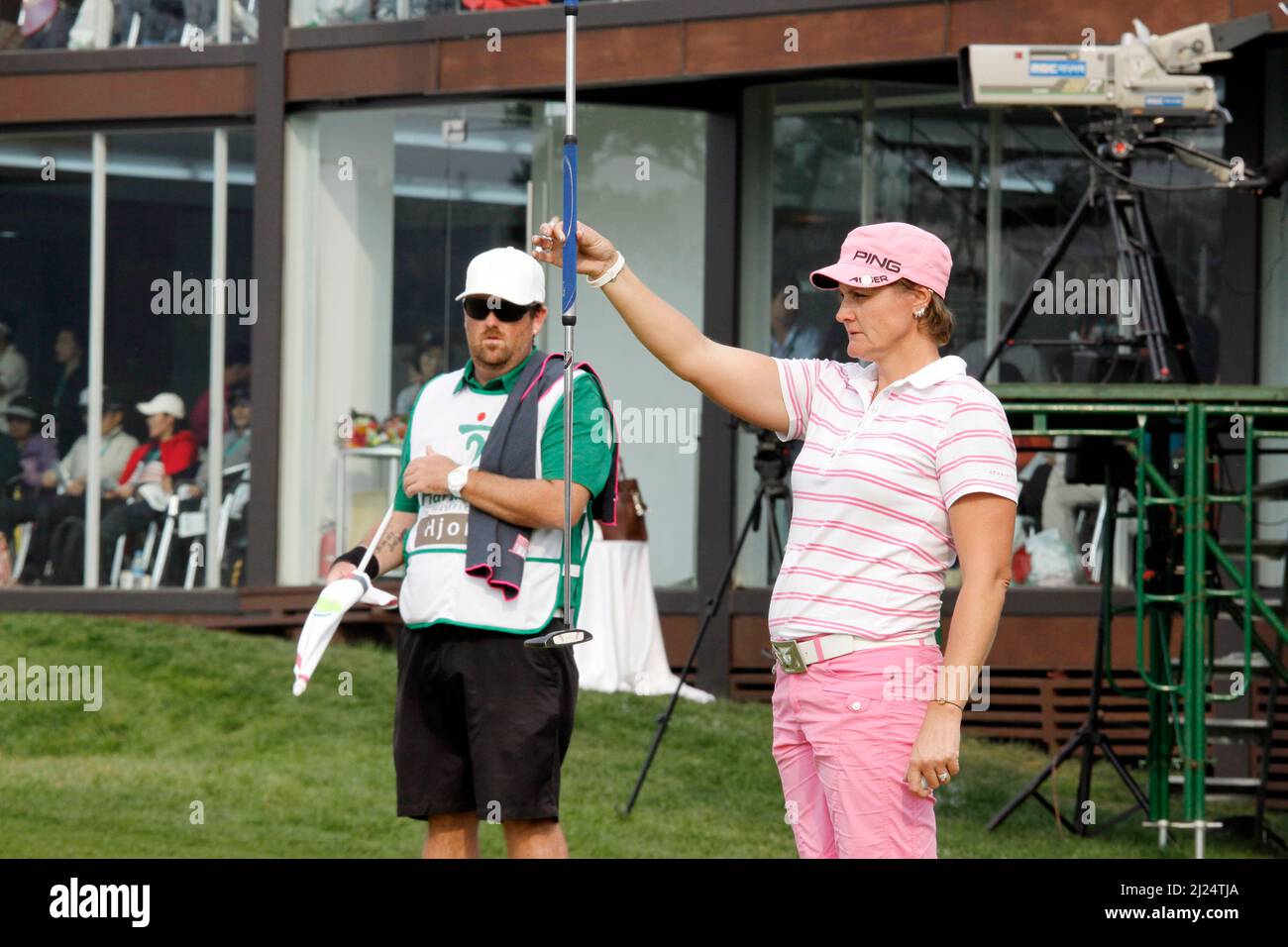 Ottobre 9, 2011-Incheon, Corea del Sud-HJORTH Maria di Swden, allineano un putt sulla 18th buche durante il round finale del campionato LPGA da Hana Bank al golf club SKY72 di Incheon il 9 ottobre 2011, Corea del Sud. Foto Stock