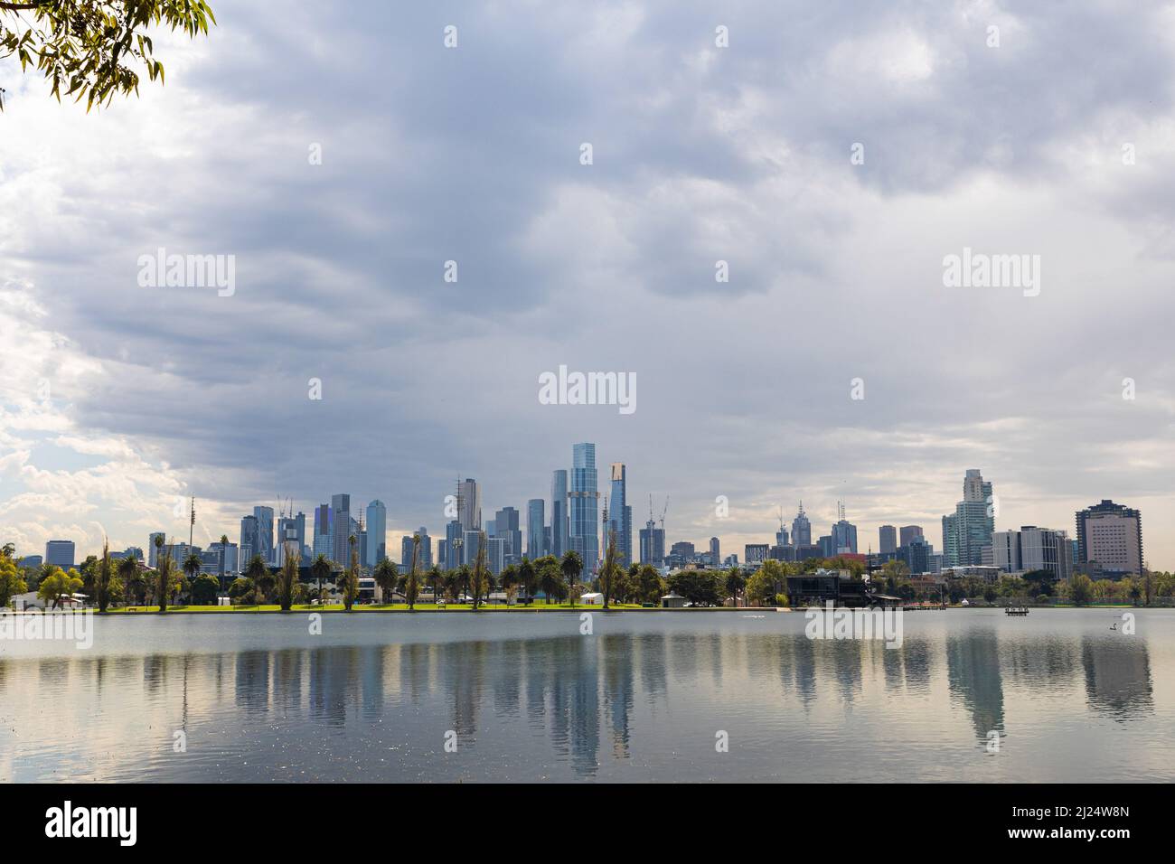 Melbourne, Australia. 28th Mar 2022. Una vista del CBD di Melbourne dal Lago Albert Park. I preparativi per il Gran Premio di Formula uno australiano 2022 proseguono al circuito Albert Park Grand Prix. Credit: SOPA Images Limited/Alamy Live News Foto Stock