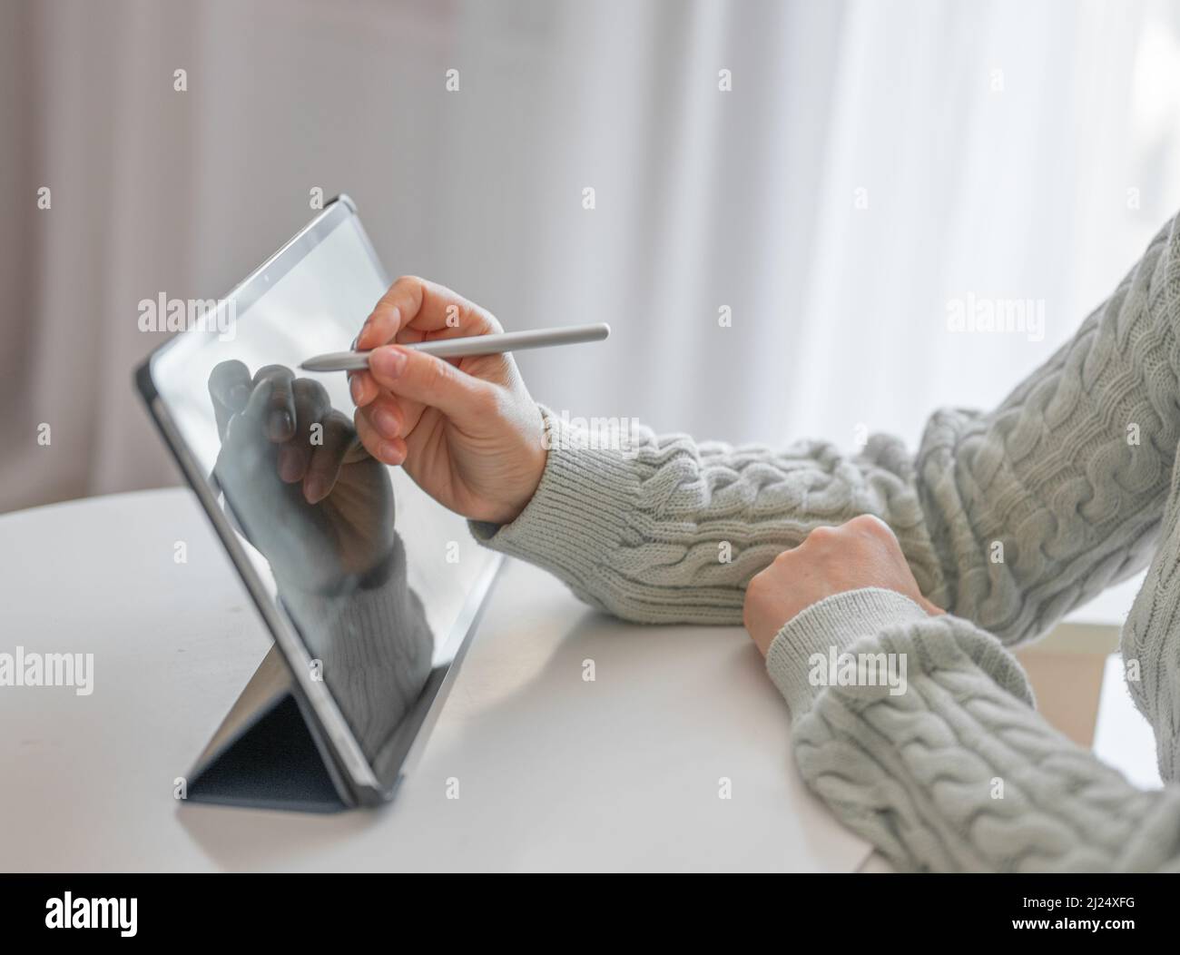 artista femminile che utilizza lo stilo intelligente per disegnare immagini sul dispositivo touch screen del tablet, lavorare a casa, grafica di talento disegnando su tablet utilizzando pe Foto Stock