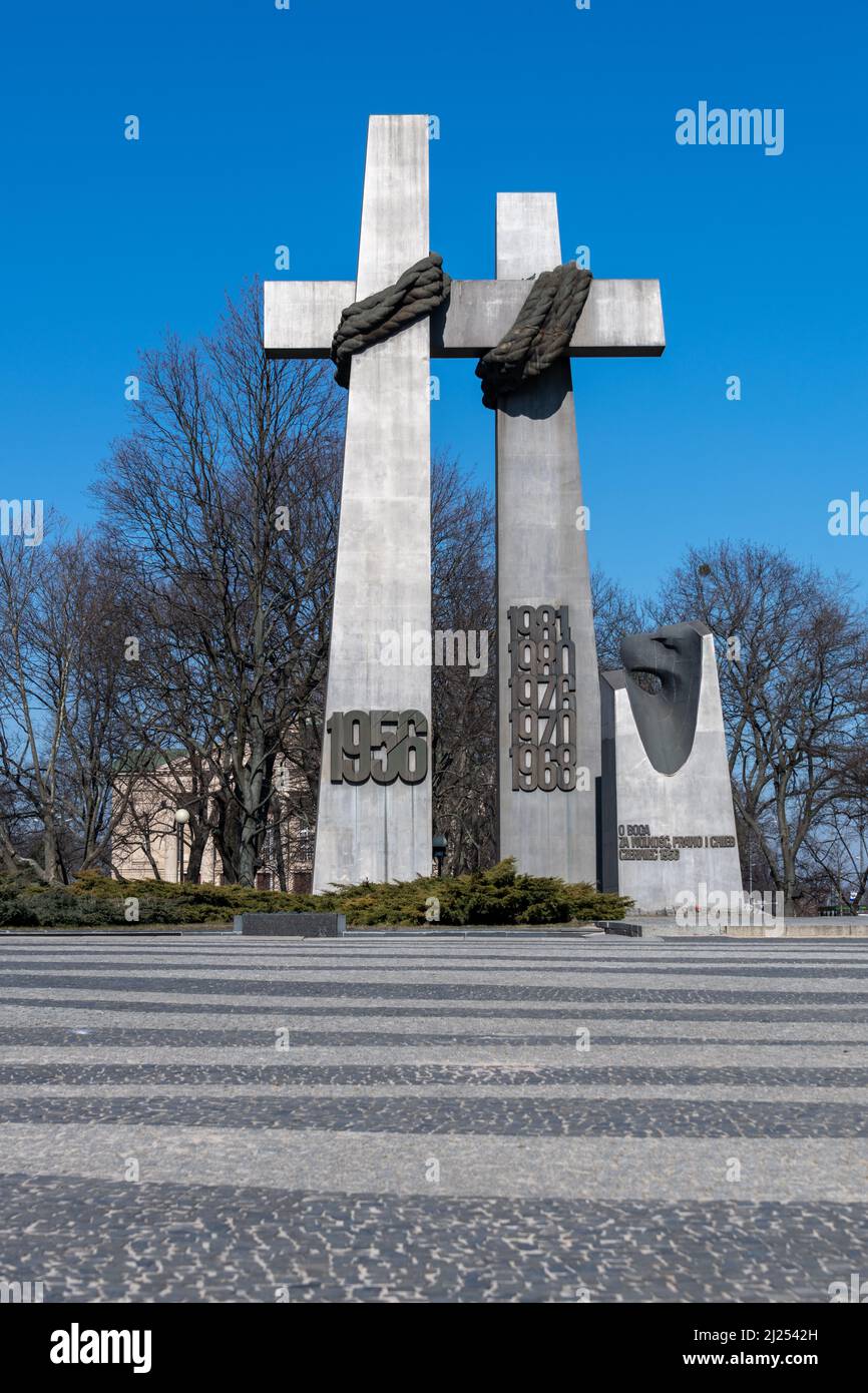 Croci che commemorano le proteste del 1956 in Piazza Adam Mickiewicz, Poznan, Polonia Foto Stock