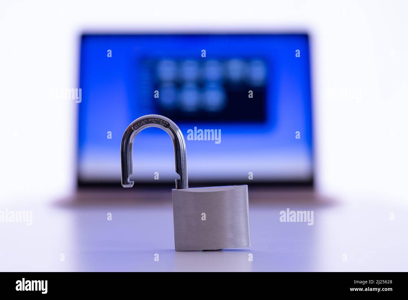Privacy e protezione dei dati: Laptop con lucchetto sbloccato Foto Stock