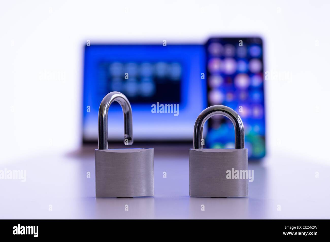 Privacy e protezione dei dati: Laptop e smartphone con lucchetti Foto Stock