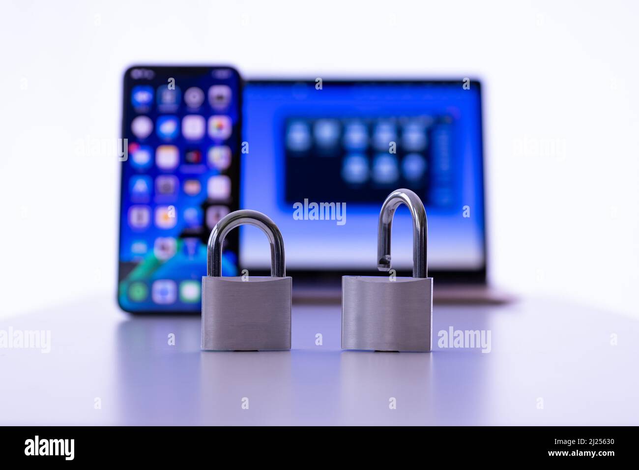 Privacy e protezione dei dati: Laptop e smartphone con lucchetti Foto Stock