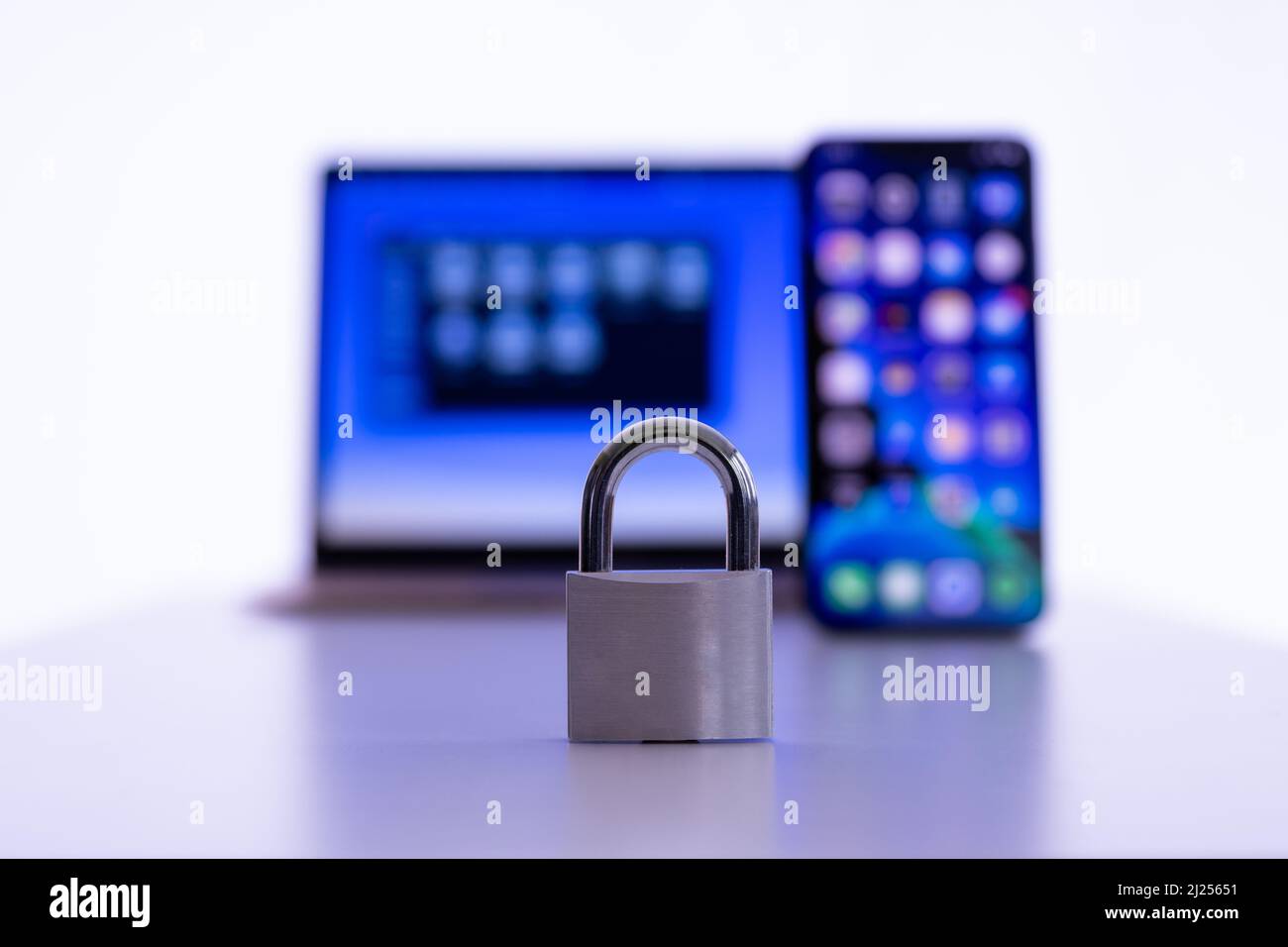 Privacy e protezione dei dati: Laptop e smartphone con lucchetto chiuso a chiave Foto Stock