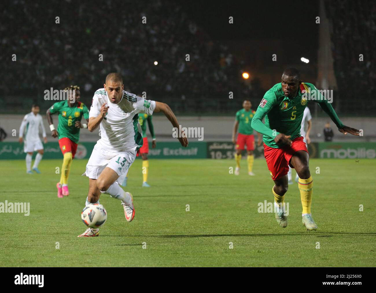 Seconda tappa della partita di calcio dei Qualifieri africani della Coppa del mondo del Qatar del 2022 tra Algeria e Camerun al Mustapha Tchaker Stadium, nella città di Blida, il 29 marzo 2022. Karl Toko Ekambi ha segnato nel quarto minuto di tempo aggiunto alla fine del tempo supplementare per dare al Camerun una una drammatica vittoria del 2-1 sull'Algeria a Blida e un posto alla Coppa del mondo 2022. Foto di Hamza Bouhara/ABACAPRESS.COM Foto Stock