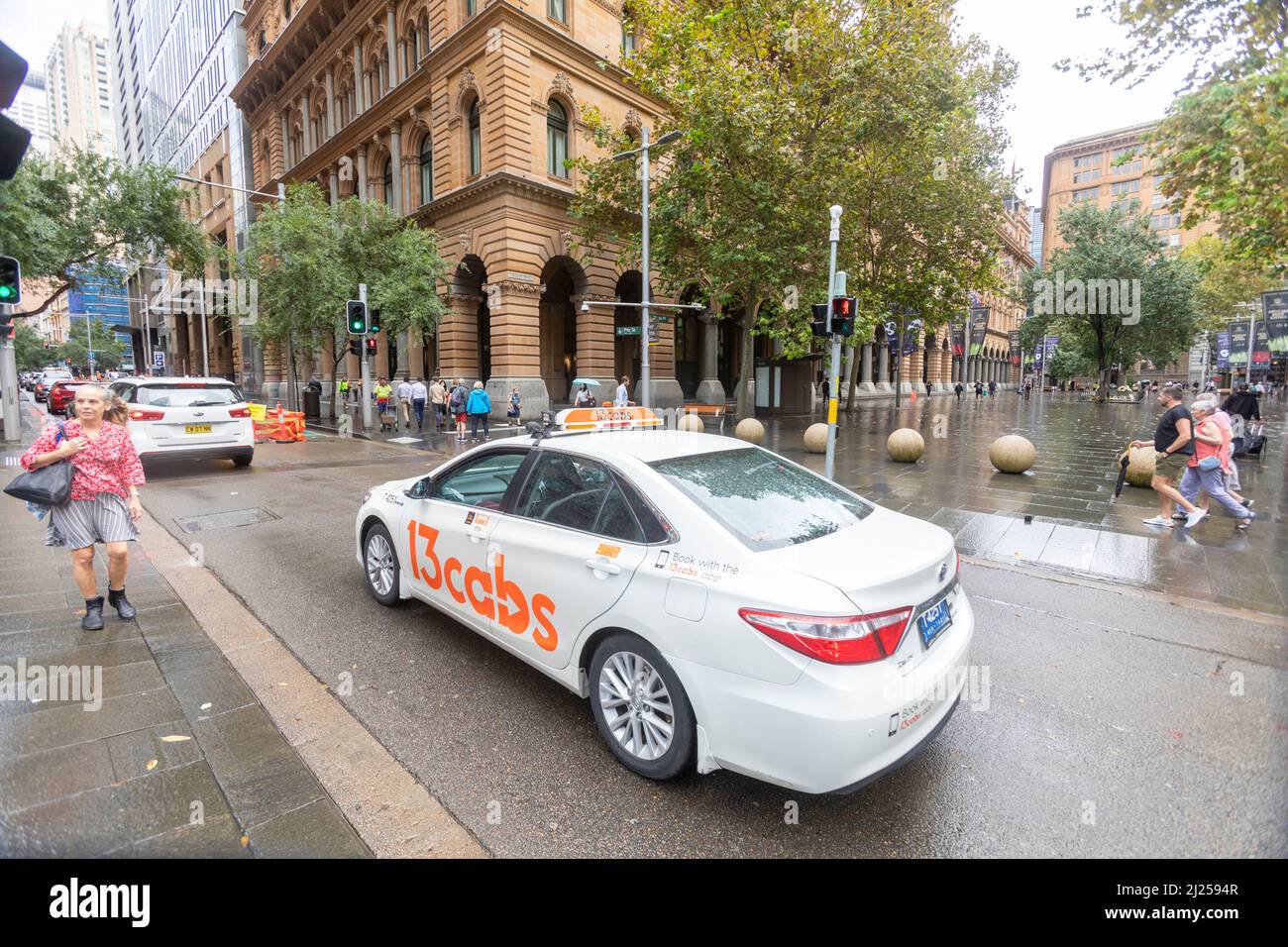 Taxi australiano bianco nel centro di Sydney, NSW, Australia Foto Stock