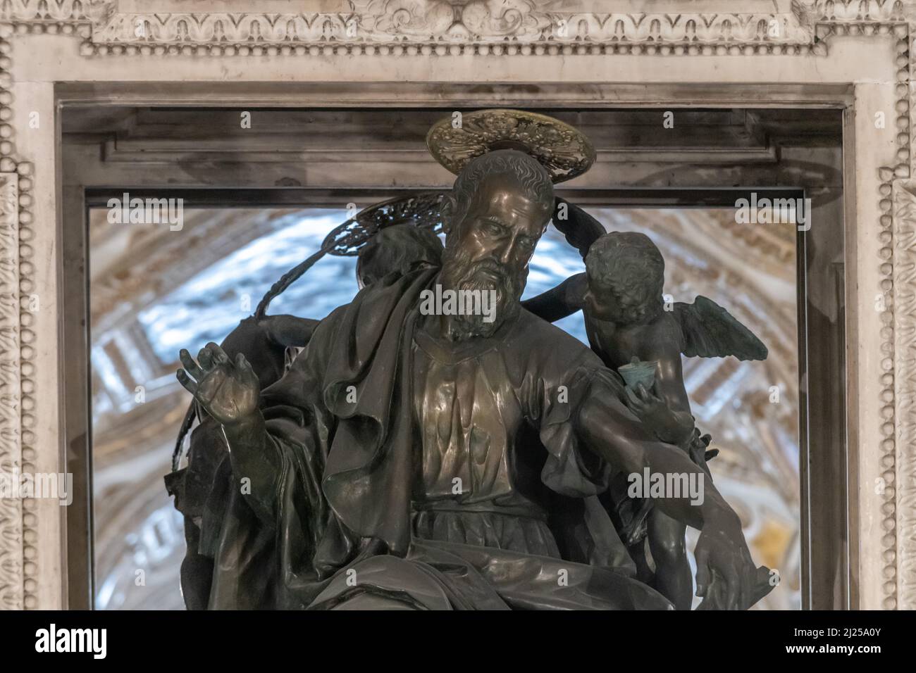 Statua in bronzo, realizzata nel 1606 da Michelangelo Naccherino, raffigurante l'evangelista Foto Stock