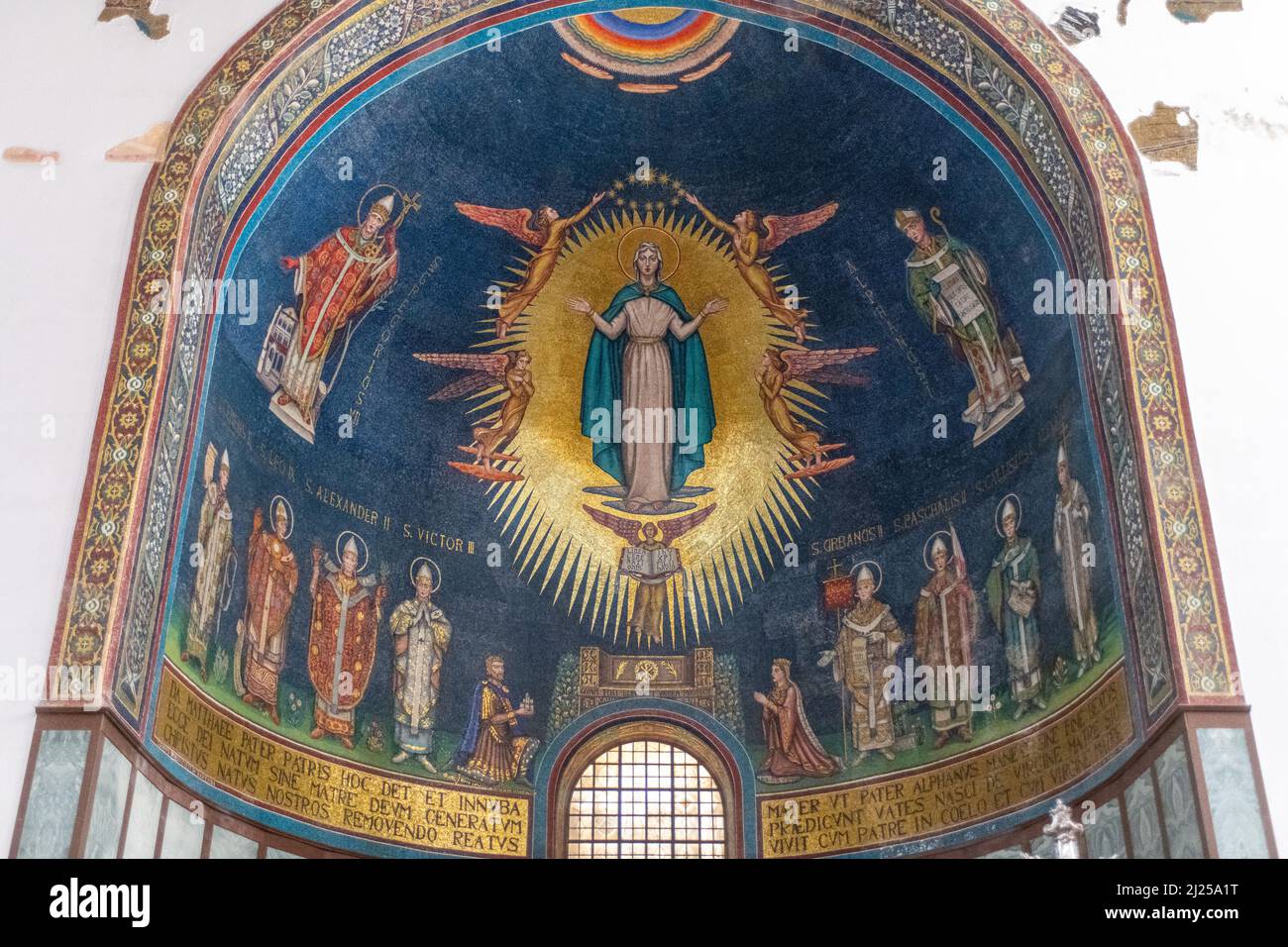 L'abside centrale raffigura la Vergine con Gregorio VII, l'arcivescovo Alfano i e Roberto il Guiscardo affiancati dalla moglie nell'atto di donare la cateteria Foto Stock