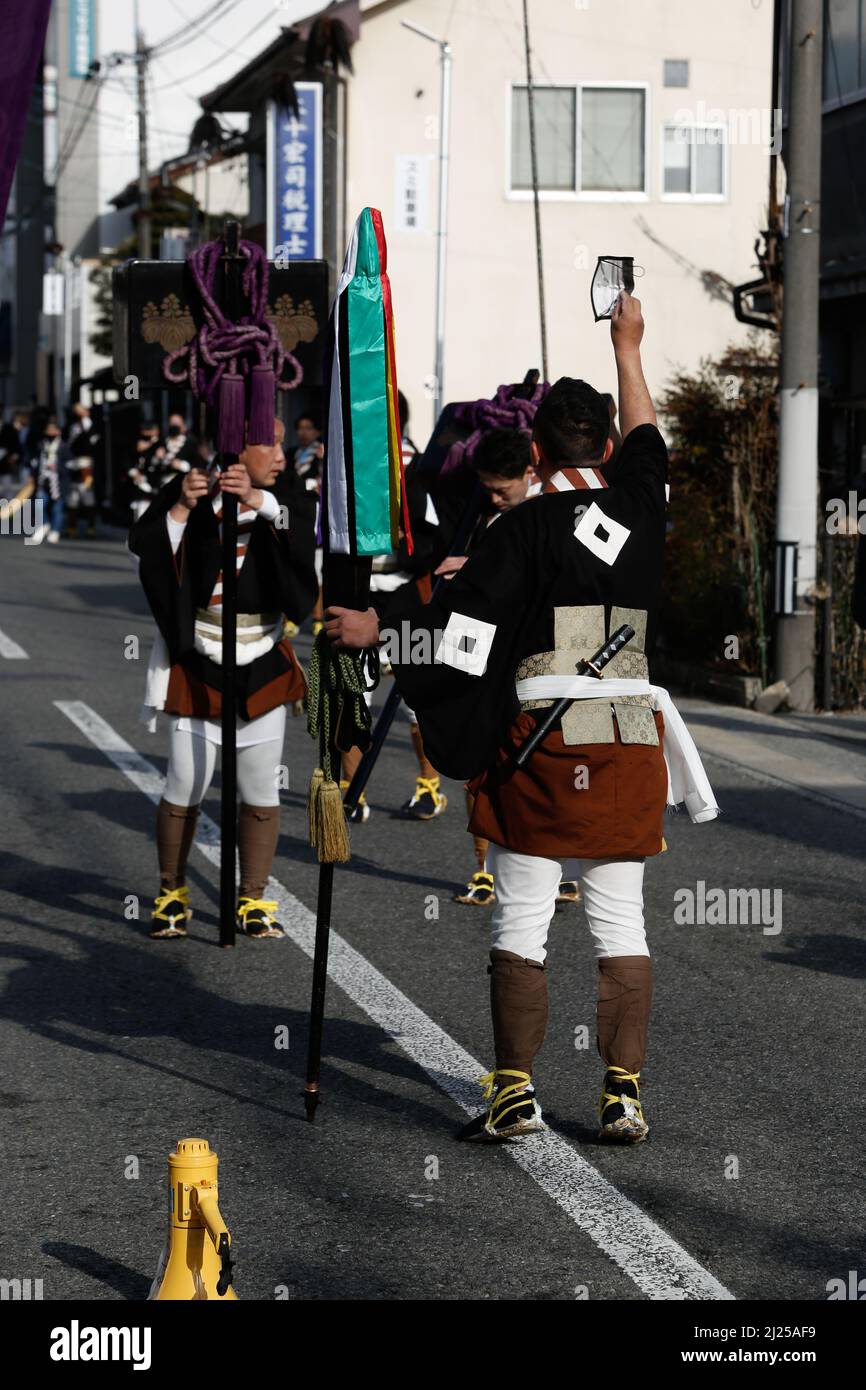 iida, nagano, giappone, 2022/27/03, il team leader chiede ai partecipanti di rimuovere la maschera durante il festival chiamato Oneri Matsuri che camminano la stree Foto Stock