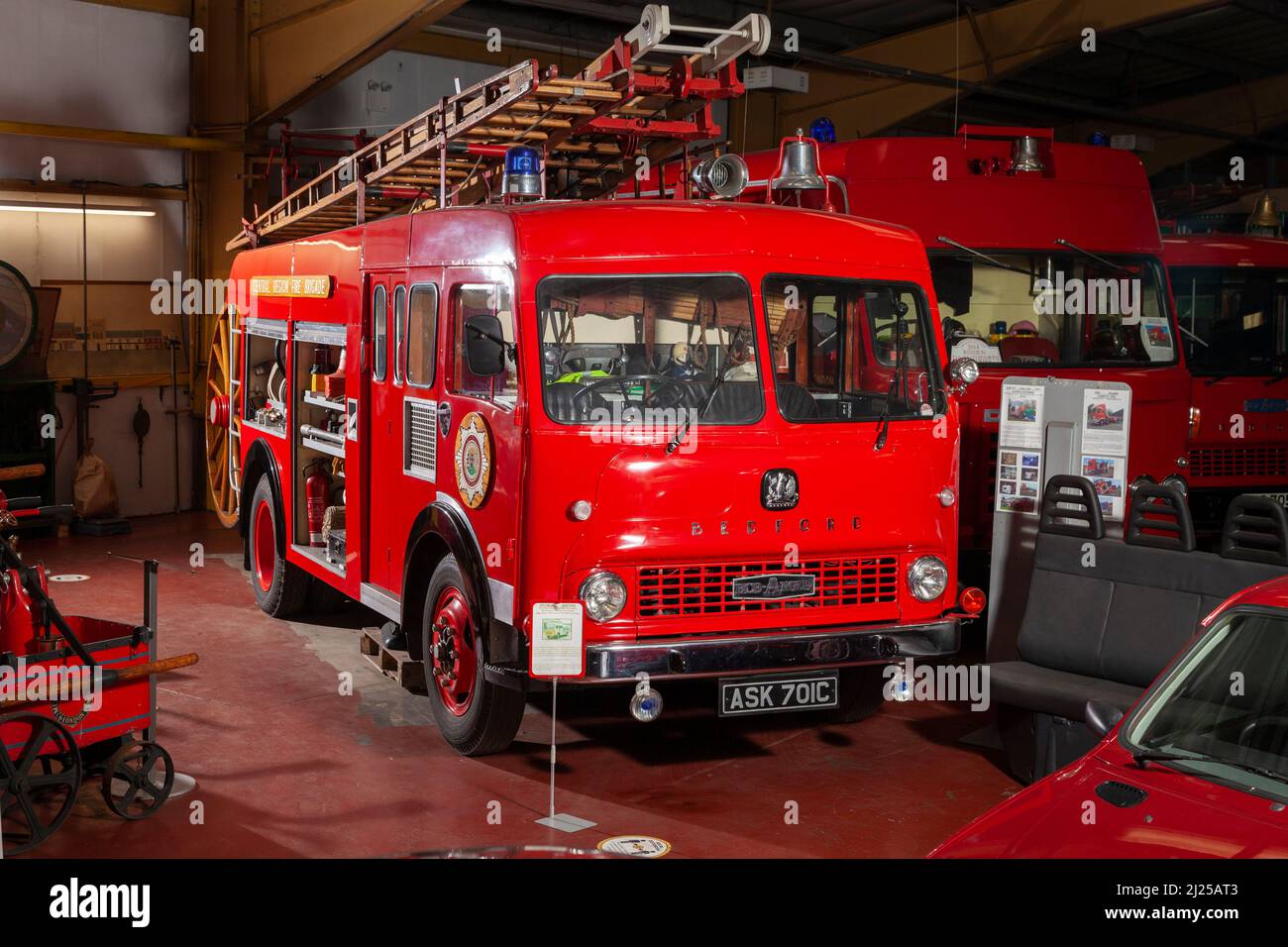 Un vecchio motore antincendio bedford rosso nel Cumnock Heritage Center Foto Stock