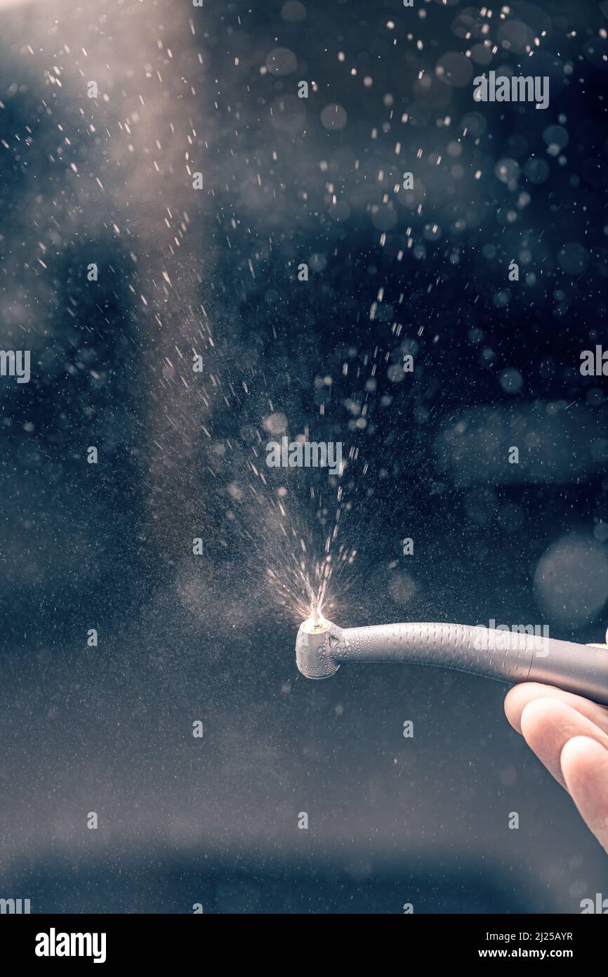 Manipolo dentale con bur diamantato e movimento spruzzi d'acqua Foto Stock
