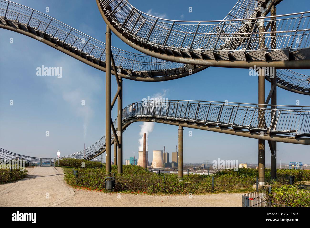 Opera d'arte Tiger and Turtle – Magic Mountain su un ex mucchio, con le acciaierie HKM dietro Foto Stock