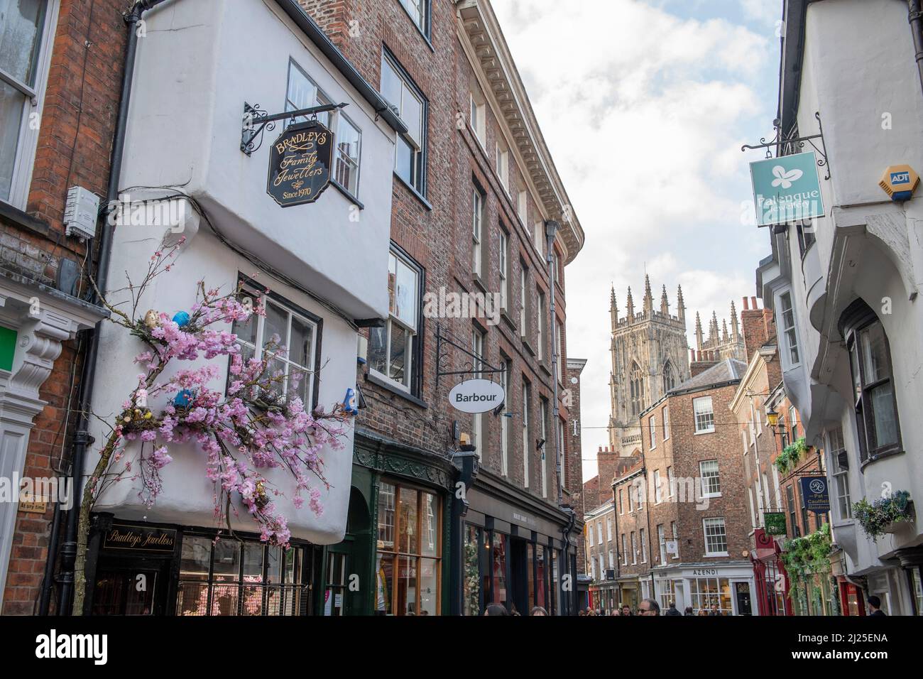 York Minster torri da Low Petergate a York Foto Stock