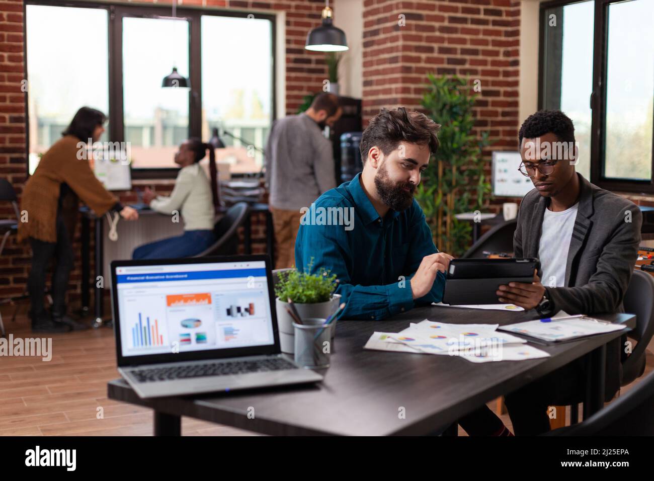 Imprenditori multietnici che pianificano la collaborazione aziendale analizzando la strategia di marketing lavorando al progetto finanziario in startup Office. Diverse idee di brainstorming del team che pianificano la collaborazione Foto Stock