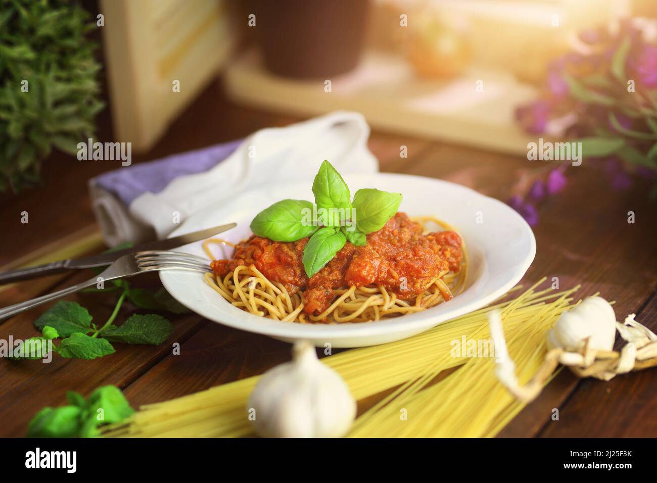 Delizioso piatto italiano, spaghetti bolognese servito deliziosamente Foto Stock