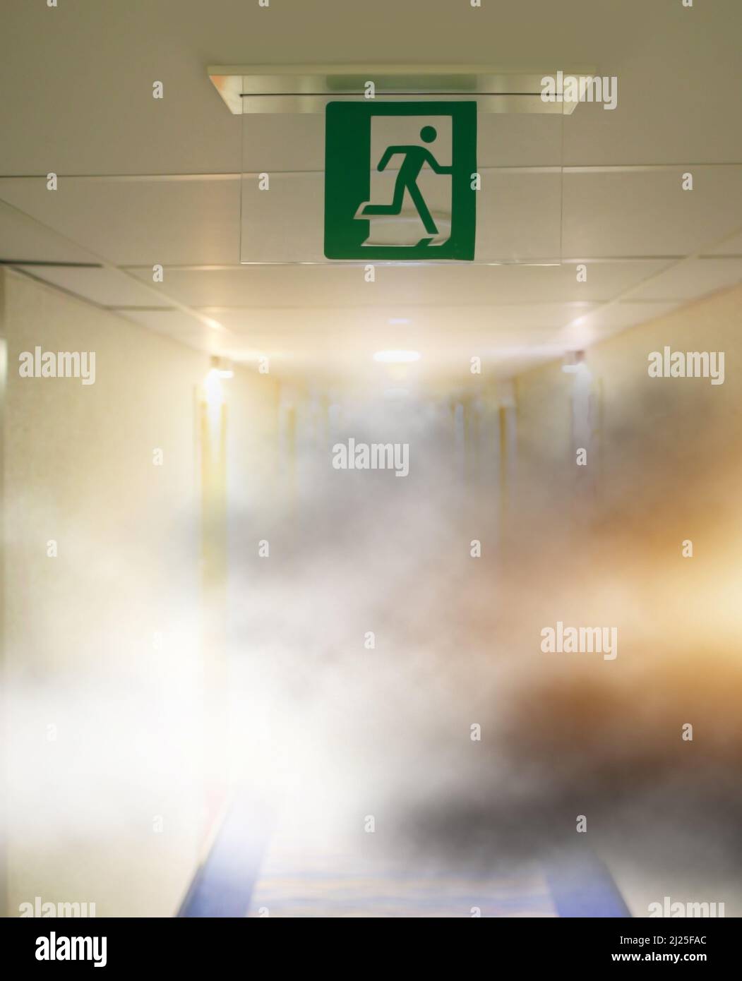 fuoco e fumo all'interno dell'edificio Foto Stock