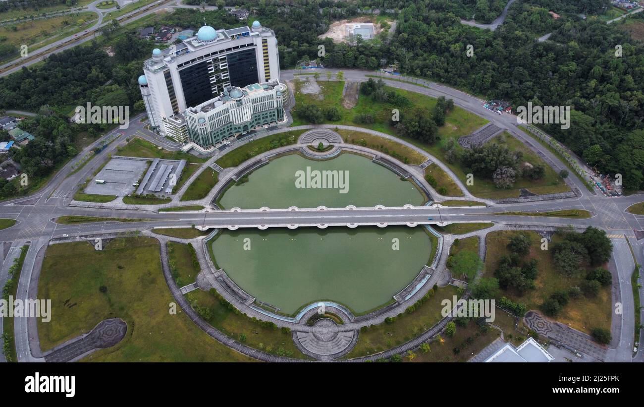 Un angolo alto di un incrocio stradale a forma di anello a Sarawak Foto  stock - Alamy