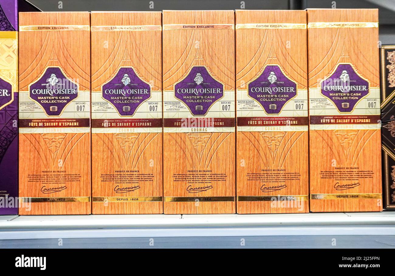 Samara, Russia - 26 marzo 2022: Courvoisier cognac pronto per la vendita sullo scaffale in supermercato. Bevande alcoliche in bottiglia Foto Stock