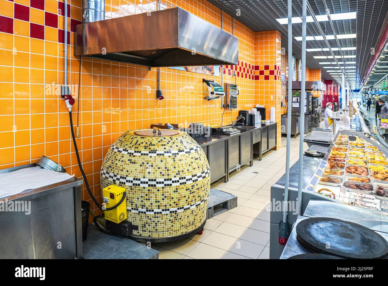Samara, Russia - 22 marzo 2022: Grande forno tandoor per la preparazione di pane piatto in un negozio di catene Foto Stock