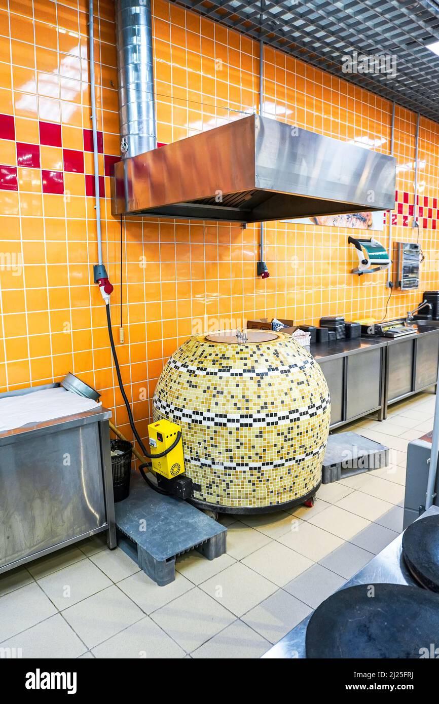 Samara, Russia - 22 marzo 2022: Grande forno tandoor per la preparazione di pane piatto in un negozio di catene Foto Stock