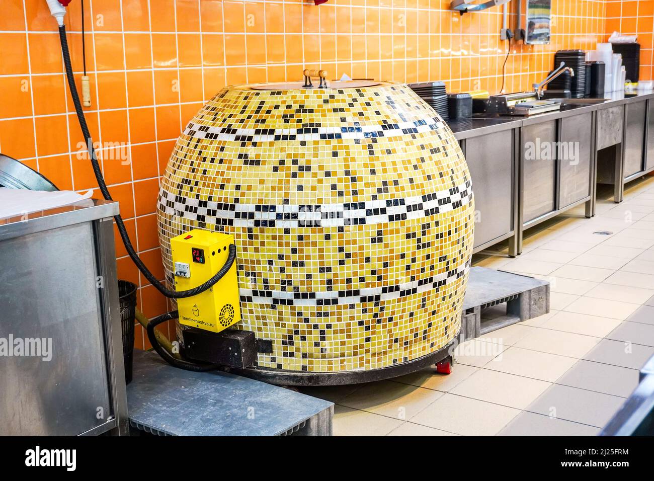 Samara, Russia - 22 marzo 2022: Grande forno tandoor per la preparazione di pane piatto in un negozio di catene Foto Stock