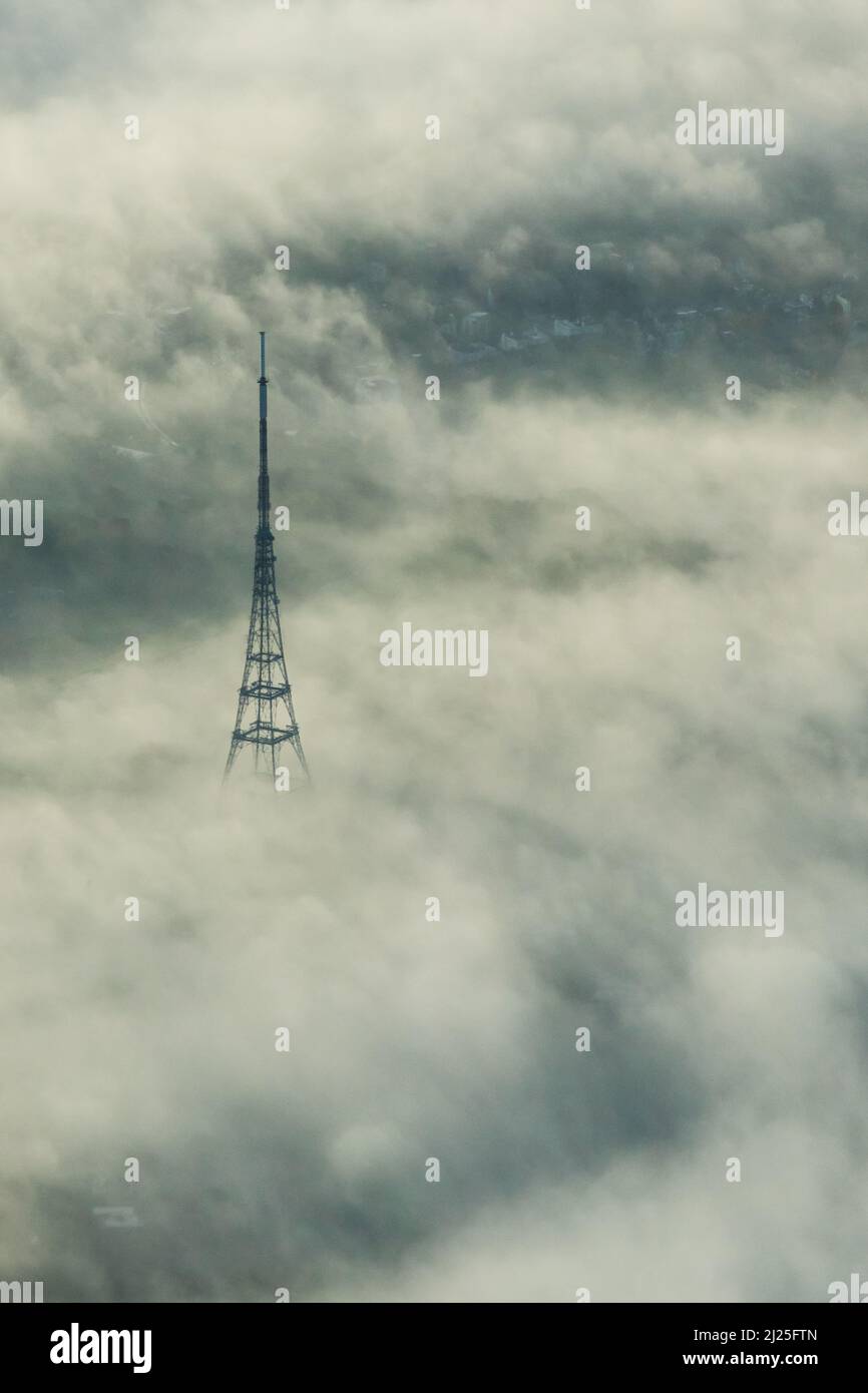 Crystal Palace Transmitting Station che torreggia dalla bassa nebbia su Londra Foto Stock