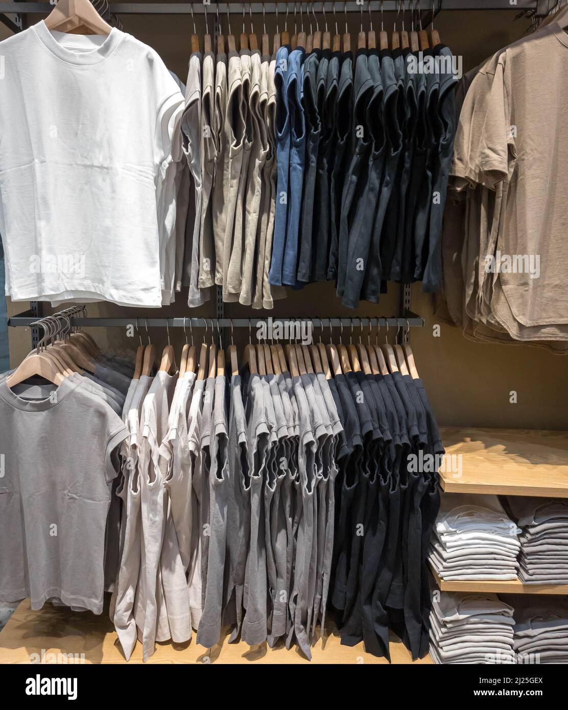 Camicie uomo in cotone appese al rack in guardaroba armadio. Foto Stock