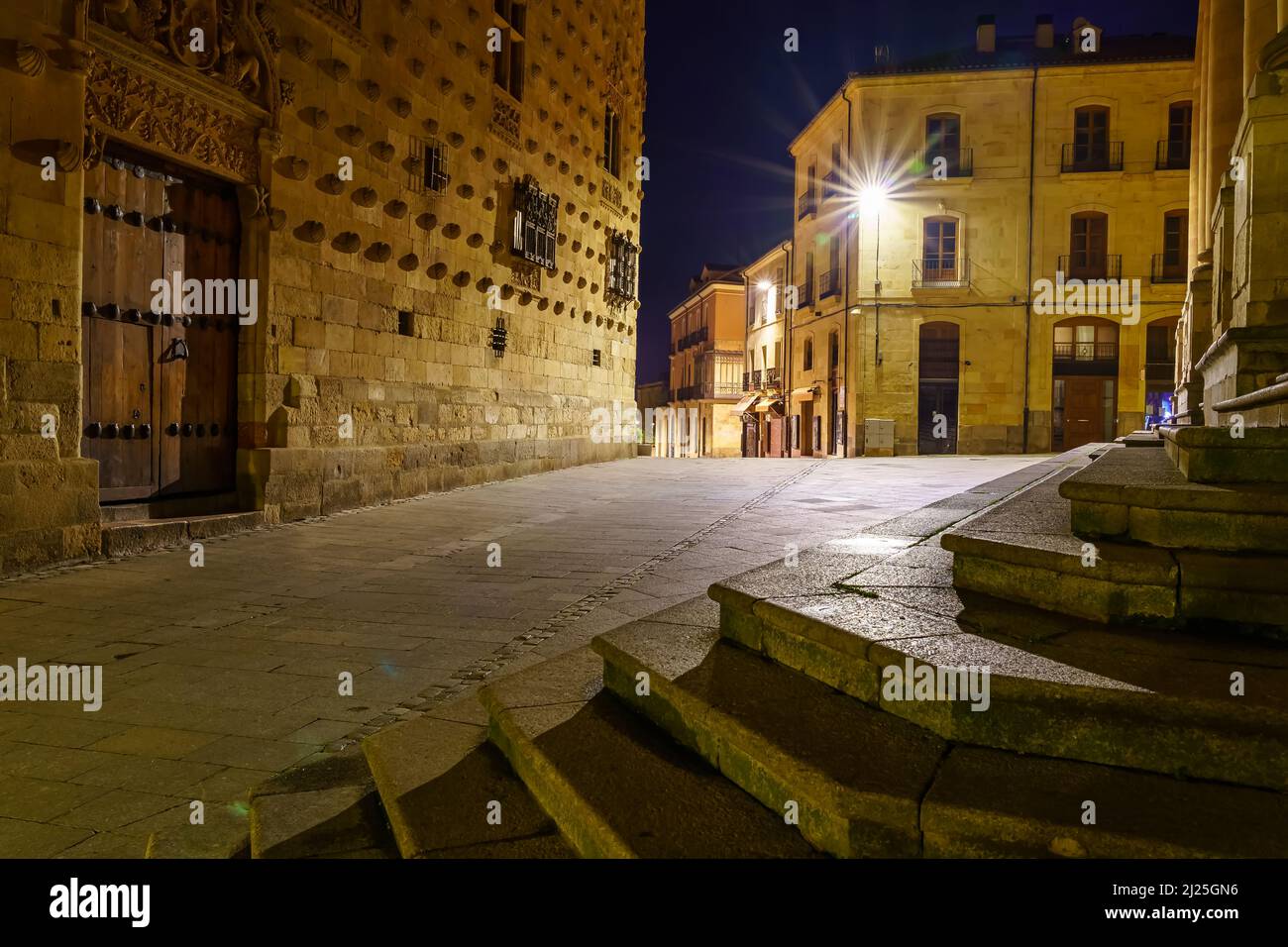 Vista notturna degli edifici medievali della città monumentale di Salamanca. Foto Stock